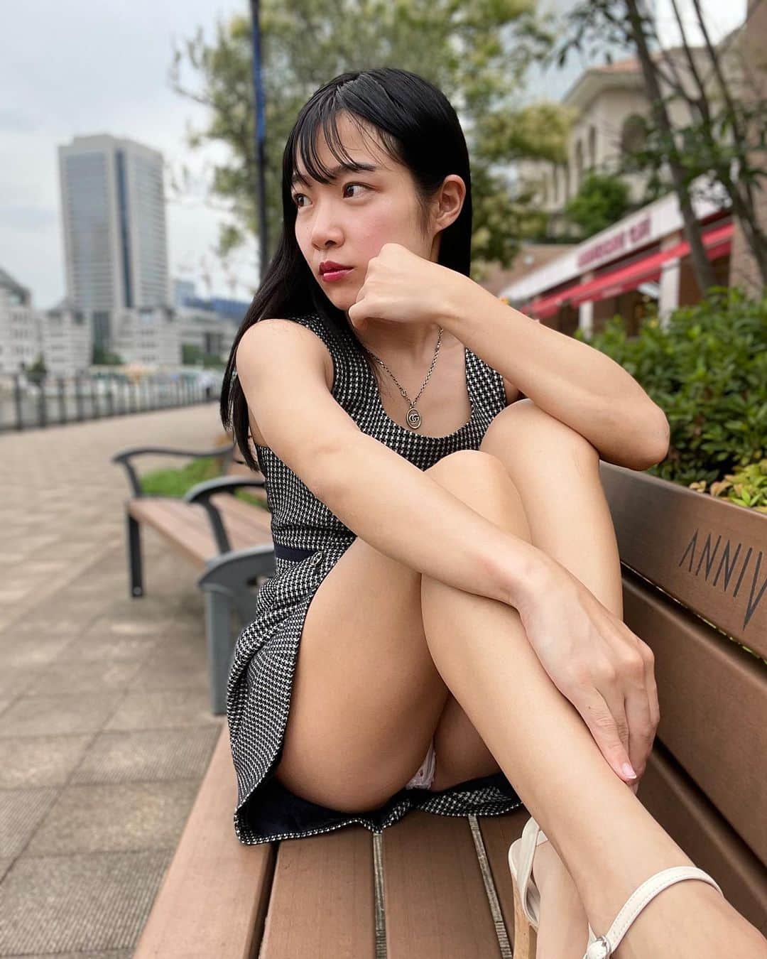 のインスタグラム：「❤︎❤︎❤︎  明日の朝は、街で藍沢梨夏のことを見つけてね！  コンビニ、本屋さん、駅の売店...にパンチラお姉さんがいるはずだよ😚💋  ୨୧┈┈┈┈┈┈┈┈┈┈┈┈┈୨୧  2020年10月1日から【パンチラリズム探究家】（パンチラグラドル）として、活動開始！  当時は、完全にフリーで写真を撮っており、グラビアアイドルとして雑誌に出ることが「夢であり目標」かなー。なんて思ってました。  この度、出会いとご縁で、週刊ポストさん（8月16日発売）の袋とじ4Pに掲載していただくことになりました！梨夏の夢が一つ、叶いました☺️  いつも応援して下さる皆様のおかげです🌹 ありがとうございます！！  同時に、8月16日デジタル写真集も発売してますのでそちらもチェックしてみてね💕  ୨୧┈┈┈┈┈┈┈┈┈┈┈┈┈୨୧  #チラリズム探究家  #フェチ  #グラビア  #グラビアアイドル  #むちむち  #脚 #脚フェチ  #太もも  #スカート  #ワンピース #ポートレイト  #portraitgirl  #footfetishmodel  #gravure  #instagravure  #japanesegirl  #tokyogirl  #beautifullegs  #cutegirls😘  #pantyhosefetish #glamourmodel  #ootdstyle」
