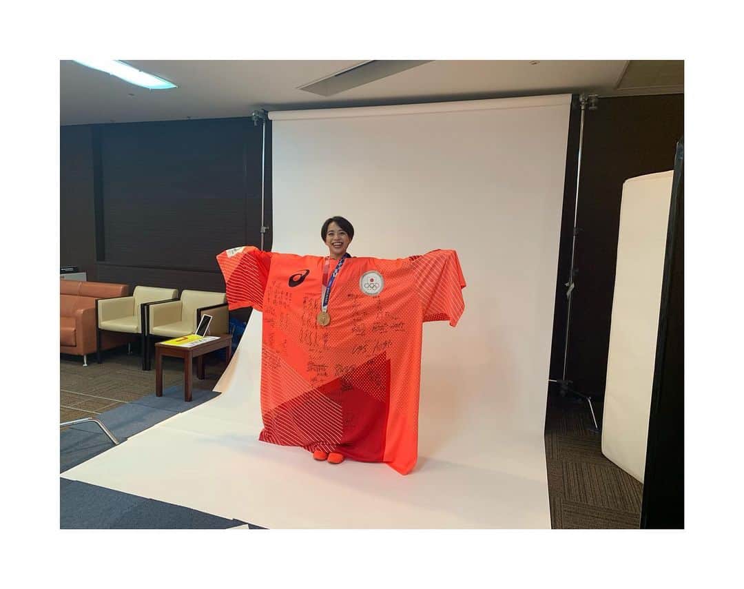 村上茉愛のインスタグラム：「.  オフショット📸 メダリスト全員のサインが書けるTシャツ 何サイズ😳⁉️  私より前に着て写真撮った人いますか?って聞いたら 私が初めてだと言われました🤭  #私が着るとこうなります #デカすぎ」