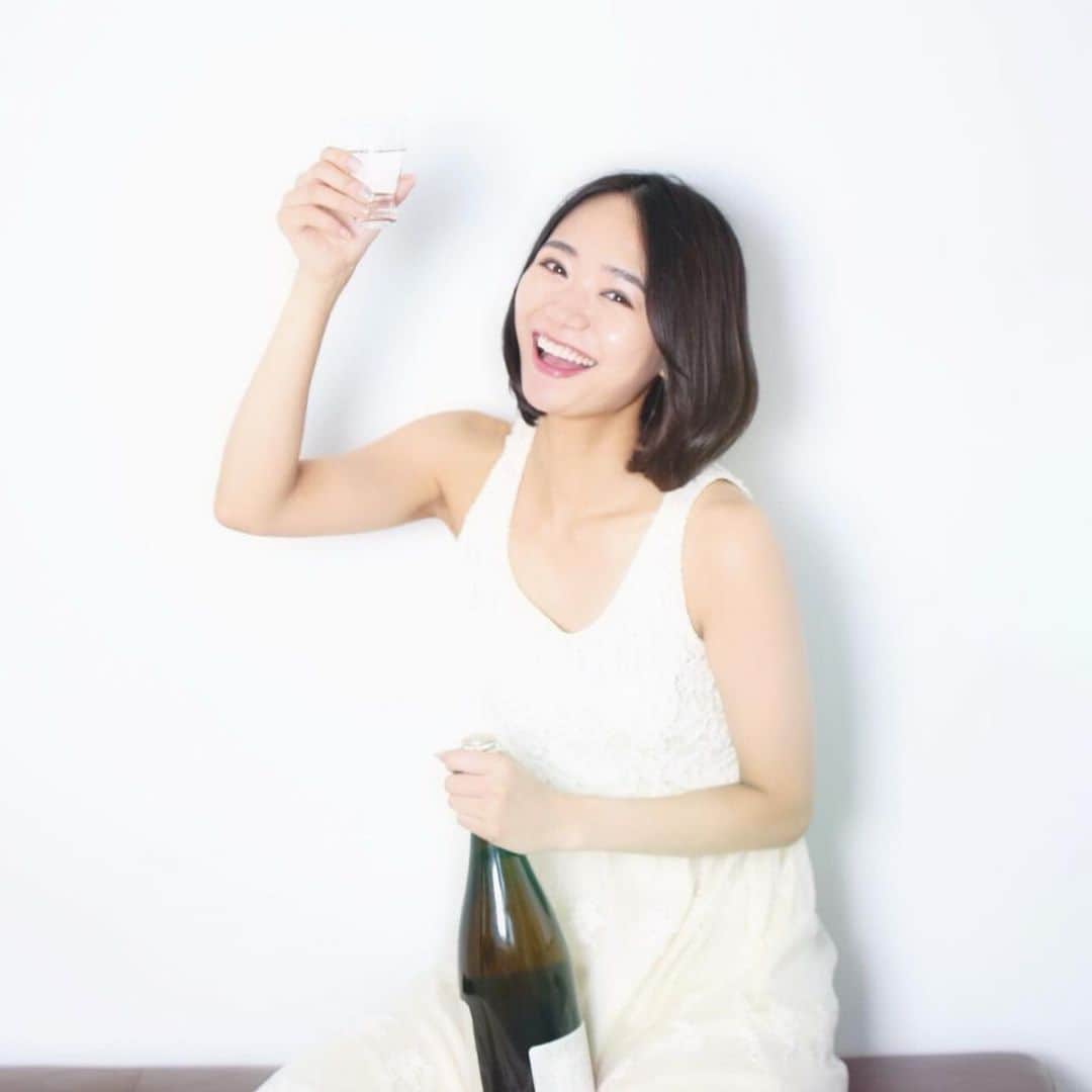 緑川静香のインスタグラム：「早くみんなで乾杯したいな〜😌🍶❤️ ⁡ #portrait #japanesesake #sake #日本酒 #日本酒女子  #一升瓶抱える女  #ふふふ #イベントとかしたいよねぇ #まだまだ我慢だね #逢えない時間が愛育てるって #郷ひろみさんも言ってたし #それまではテレパシー乾杯だ #雨がまだまだ続きます #気をつけてくださいね」