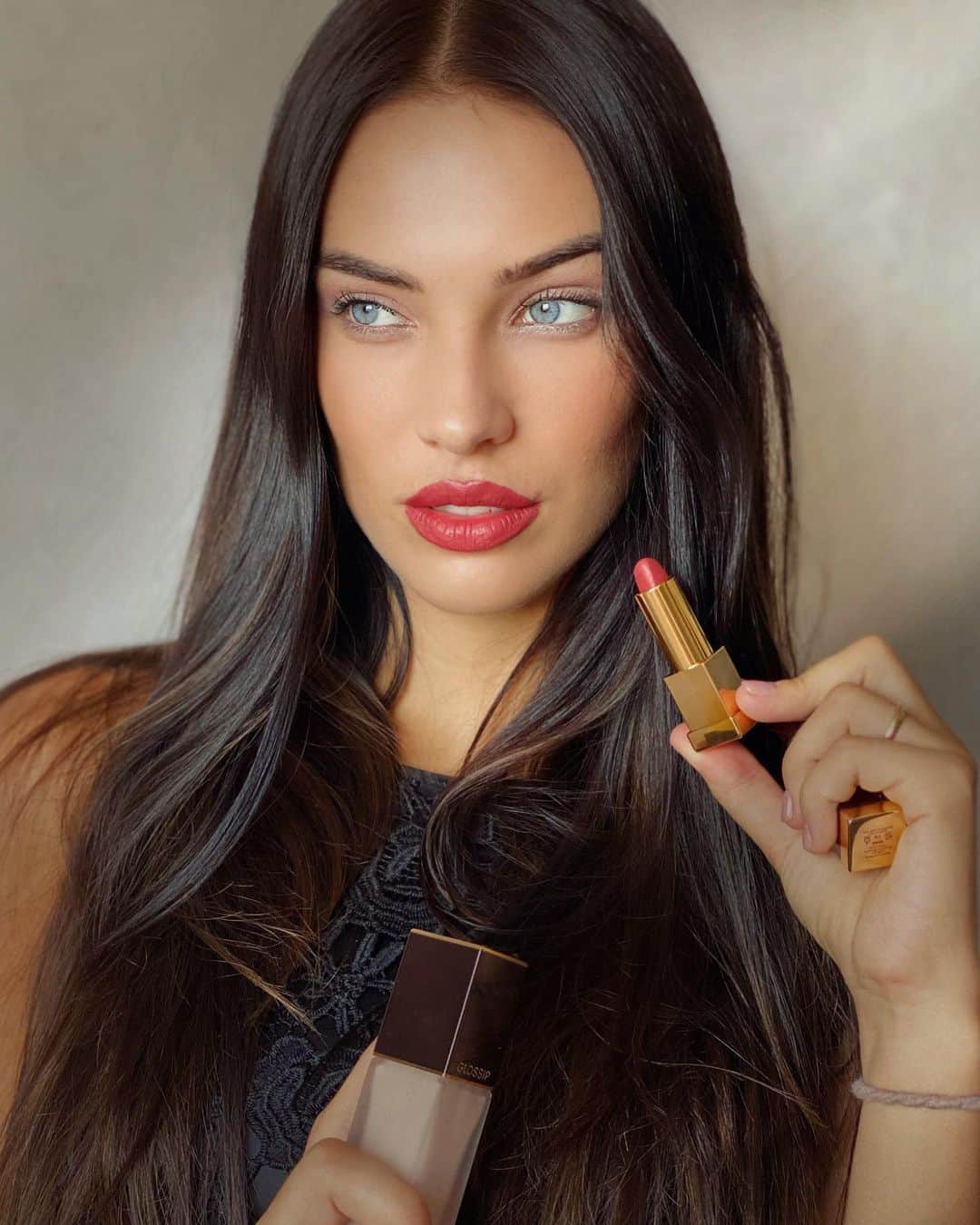 DASHA Dさんのインスタグラム写真 - (DASHA DInstagram)「Milan is a city of fashion. And today I’m here in romantic atmosphere with make up done by @glossip_official .My high fashion red colored lips attracts attention of everybody around. I feel like a superstar on the stage.    #glossip #hot_kiss_makeup」8月15日 22時44分 - dasha.kina