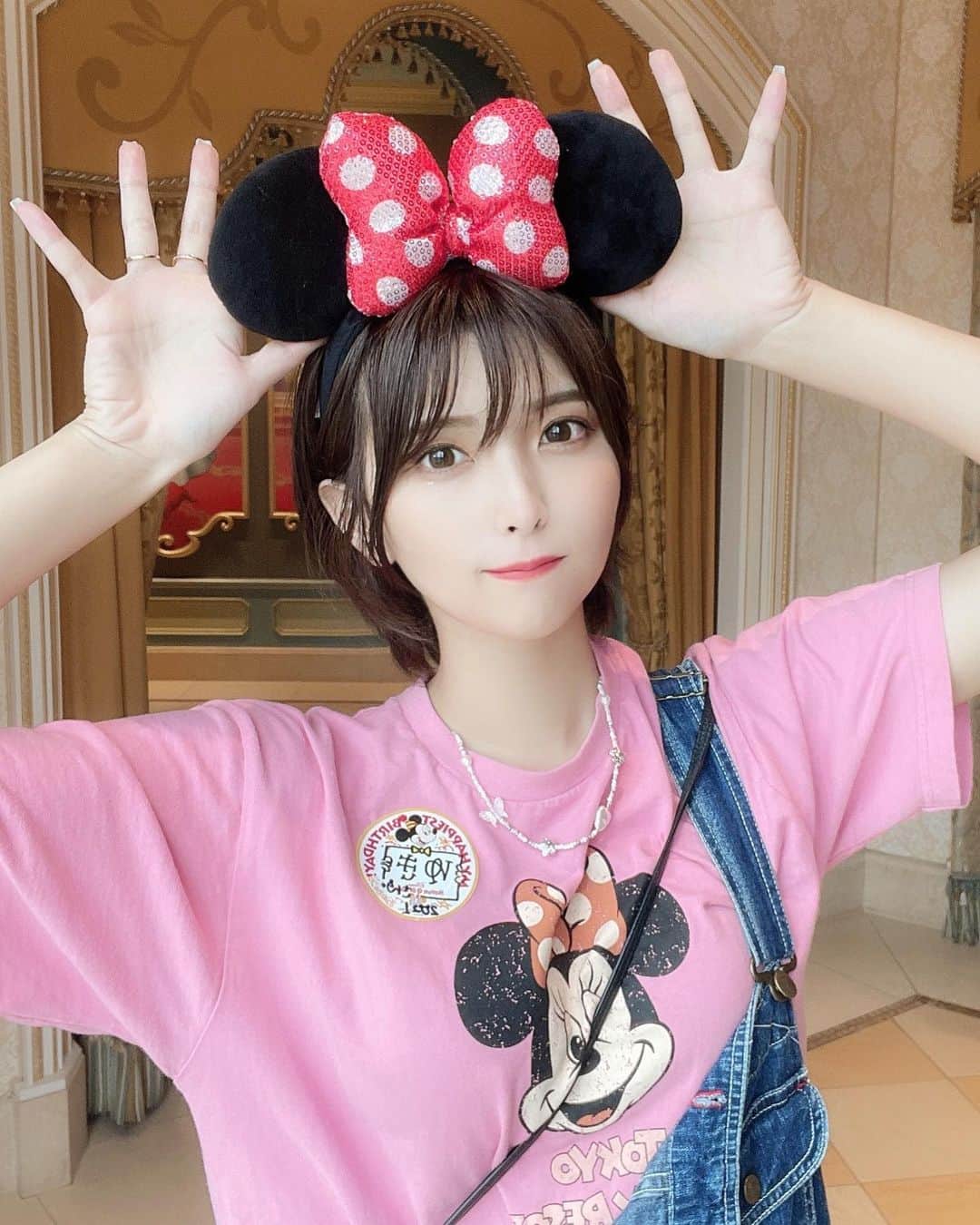 ききまるさんのインスタグラム写真 - (ききまるInstagram)「DISNEY🐭💗 . この前ディズニーランドに行ったんだけど、人数制限と雨のせいでガラガラ!!!! 久しぶりにたくさんアトラクションに乗れたんだあ！スタンバイパスはなくて全部15分以内で乗れたよ♪☔️ . 念願のフォレストシアターも当たって幸せ🥲🥲🥲🥲本当によかったぁ、素晴らしかったぁーーー . やってないレストランが多くて残念だったけど3つもショー観れた贅沢な1日♡ . ずっと可愛いなぁて思ってたスモワのポップコーンバケットもGetした💗kawaiiii ♡ . . . #ディズニーコーデ #ディズニーランド #ディズニーカチューシャ #ディズニーグッズ #ディズニーリゾート #ディズニー部 #フォレストシアター #ファンタジーランド #美女と野獣エリア #クラブマウスビート #東京ディズニーランド #東京ディズニーリゾート #ででにー　#でぃずにーらんど #夢の国　#スモワバケット」8月15日 22時47分 - kikigram_97