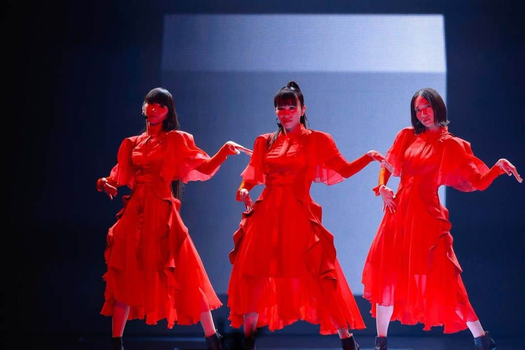 Perfumeさんのインスタグラム写真 - (PerfumeInstagram)「Perfume LIVE 2021 [polygon wave]2日間のステージを一緒に創って頂いた皆さん、ありがとうございました！ たくさんの力を結集してお届けしたステージ。 どんな状況も力に変えていくメンバー・Team Perfumeの姿がお届けできていたら嬉しいです。 またお会いしましょう！！  Thank you so much for everyone who created “Perfume LIVE 2021 [polygon wave]” together with us. So much creativity was put together for the shows- we turned everything into power! We’ll be seeing you once again!  #prfm   📷Yosuke Kamiyama」8月15日 22時50分 - prfm_official