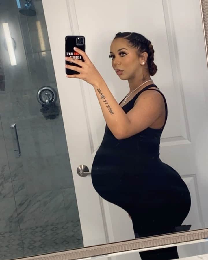 Brittany Rennerのインスタグラム：「9 months pregnant vs 3 months postpartum 🤲🏽 I’ve never had a trainer before but working with @jjohnson5_ has been worth every penny! I’m trusting my process 💫」