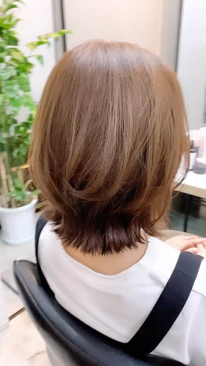 さくまみおのインスタグラム：「髪の毛明るくして、くびれボブを作ってもらいました︎︎☺︎ すごくお気に入りです！ありがとう！  私はずっと「くらげボブ」と呼んでました( ˙꒳​˙ )  スタイリスト(@trmryt )  #newhair#くびれボブ#レイヤーボブ#くらげボブ」