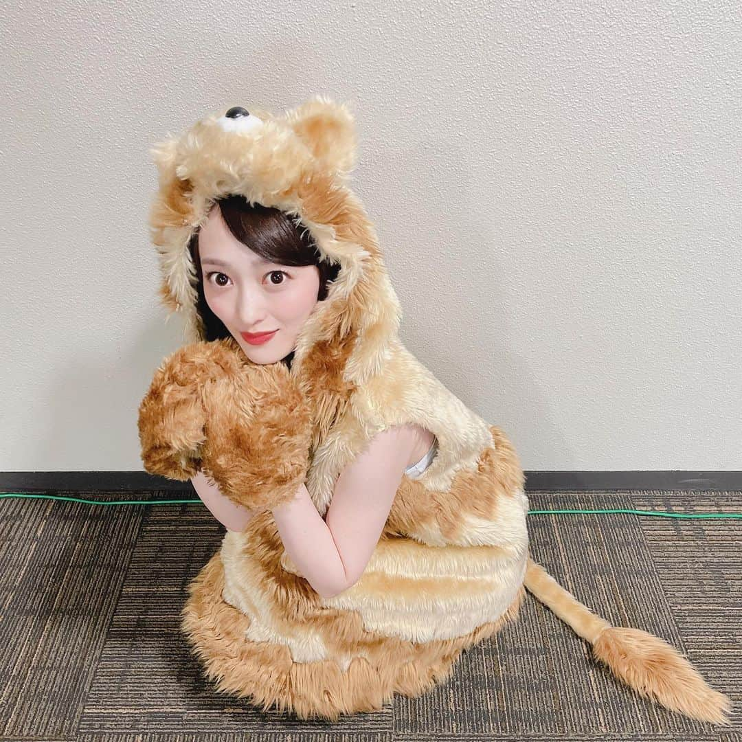 三秋里歩（小谷里歩）のインスタグラム：「. ガオガオガオガオ🦁 こんな可愛い衣装着るのは人生最後だと思うので一生分の写真撮りました🤣💛 . . . #白間美瑠卒業コンサート #雨の動物園」