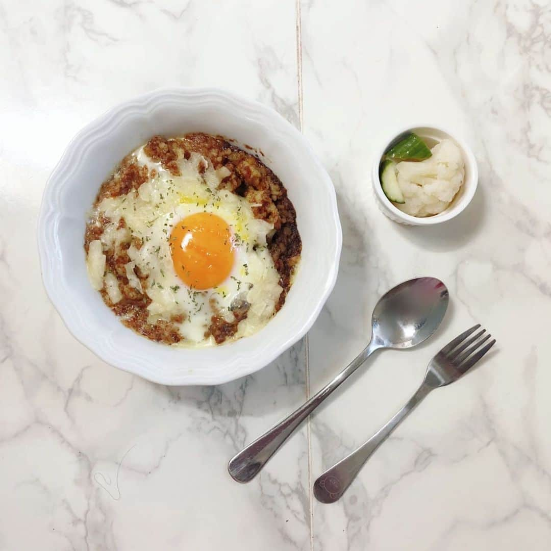 古田ちさこさんのインスタグラム写真 - (古田ちさこInstagram)「お昼ご飯にカレードリア🍛🤎  お鍋やフライパンを一切使わないオーブンレンジだけの簡単手抜きごはんです🤤  ごはんを器に盛ってカレールーとお水を少したらしてラップしてレンジで2分チン⏲ ルーが溶けていたらごはんとよく混ぜてチーズかけて生卵割り落としてオーブンで5分加熱で出来上がり🔥  カリフラワーは下茹で、きゅうりはそのまま、カットして調味酢に漬けるだけのピクルス🤍  調味酢はおたふくソース @otafuku_sauce さんが出しているものがお気に入り😉  30日ダイエットチャレンジ中なのでお米は夜を避けて朝昼にとっています🍚  完全に抜かなきゃいけないわけではないので夜にお米を食べたくなっても今はその欲を一旦置いておいて朝食べればいいよねって考えられるので我慢してる感なしです😉 夜お米を食べないと翌朝胃腸が軽くて寝起きもいい感じです✨ . . #古田の自炊記録#カレードリア#レンチンレシピ#レンチン#レンチン料理#ドリア#時短レシピ#時短料理#おうちごはん#お昼ごはん#おうちごはんlover#糖質オフ#糖質制限#糖質制限ダイエット#糖質オフダイエット#ダイエット部#ダイエット生活#自炊部#手抜きごはん#簡単レシピ#常備菜レシピ#常備菜#おたふくソース#オタフクソース#ピクルス#自家製ピクルス#リラックマを探せ」8月15日 23時52分 - chisakofuruta