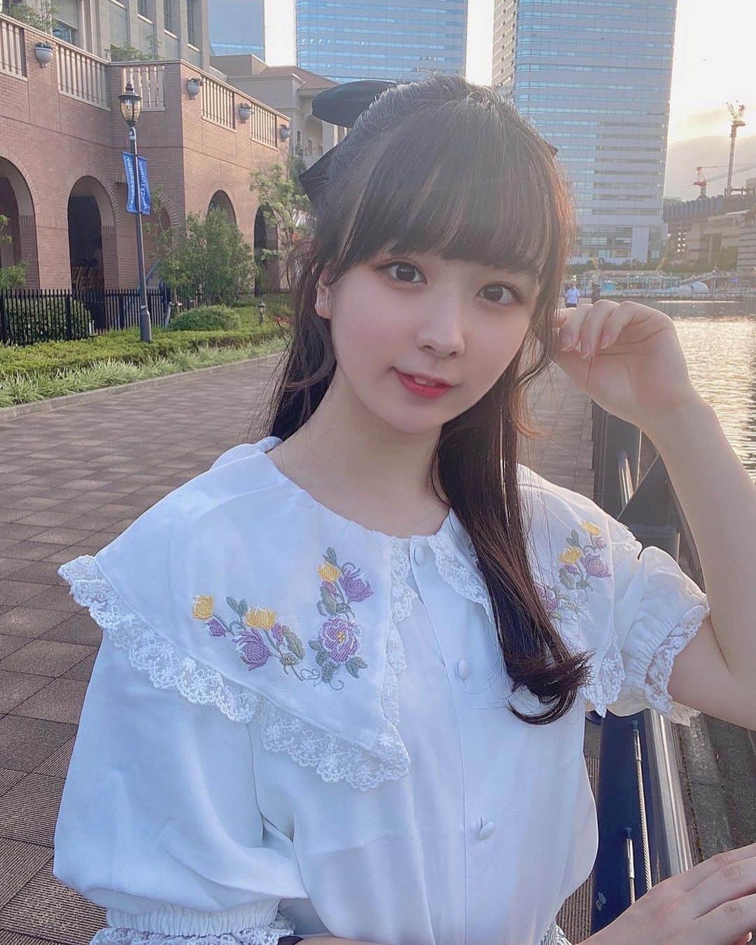 高田もものインスタグラム：「. ピューロガールズオーディション3次審査、たくさんの応援ありがとうございます！ . 3位で通過することができました！ . 4次審査もがんばります💪 . そして、インスタのトプ画がかわったよ〜！ . 1週間限定で、素敵な塗り絵の作品になります✏️ . すてきな作品をありがとうございます！ . YouTubeもよろしくね🎥 . かしこ . #高田もも #かしこってなに #かしこ #ハーフアップ #リボン #ブラウス #横浜 #横濱 #海 #刺繍 #instagood #instagram #ブラウスコーデ #ロングヘア #巻き髪 #おくれ毛」
