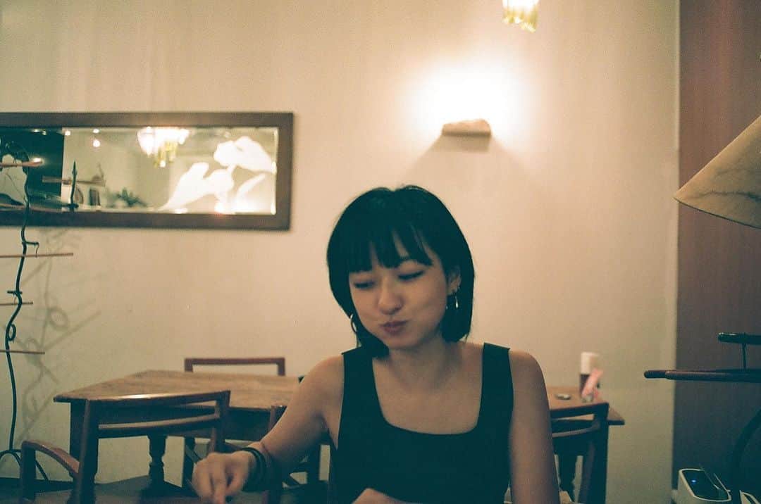 倉田茉美のインスタグラム：「ハンバーグ！はふはふさせて食べるしあわせ どっか遠くに行きたいな〜ん  #仕事で自分でボブヘアに切って失敗した」
