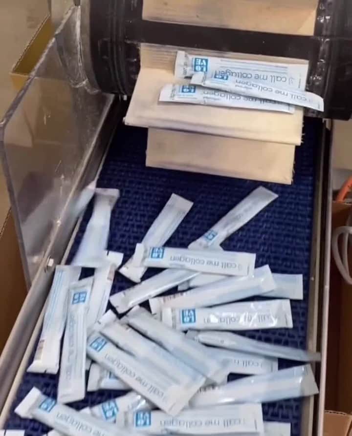 ロー・ボスワースのインスタグラム：「sugar, spice, and everything nice, that’s what goes into the making of our collagen (ok actually there’s no sugar, no spice, just 5g VERISOL™️ Bioactive collagen peptides and everything nice!)」