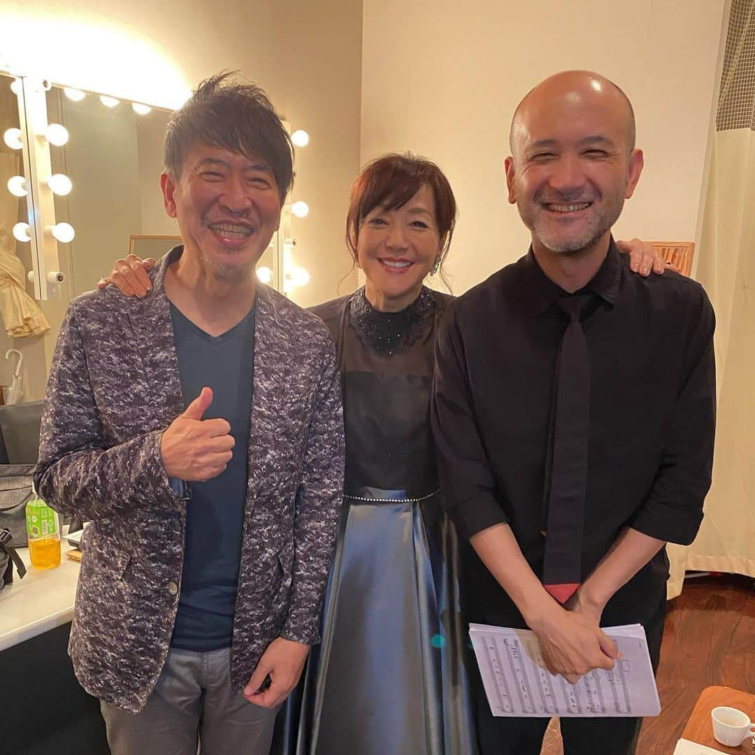 岩崎宏美さんのインスタグラム写真 - (岩崎宏美Instagram)「コットンクラブでの二日間4公演無事に終えることができました。 お足元の悪い中、お集まりいただきました皆様に感謝をこめて ❣️そして今回初、テイクアウトライブのシステムを導入いたしました。 楽屋での撮影や、オンステージの映像、これから順次お届けいたしますので、どうぞ楽しみにお待ちください❗️ 青柳マコリン還暦ステッカーも 古川くんの絢香ちゃんツアーも どうぞよろしくお願いいたします。  奇跡的に行えたアコースティックライブ大阪も入れた8公演 本当にありがとうございました。 #ビルボードライブ大阪 #コットンクラブ東京 ＃青柳誠 ＃古川昌義」8月16日 1時09分 - hiromiiwasaki_official