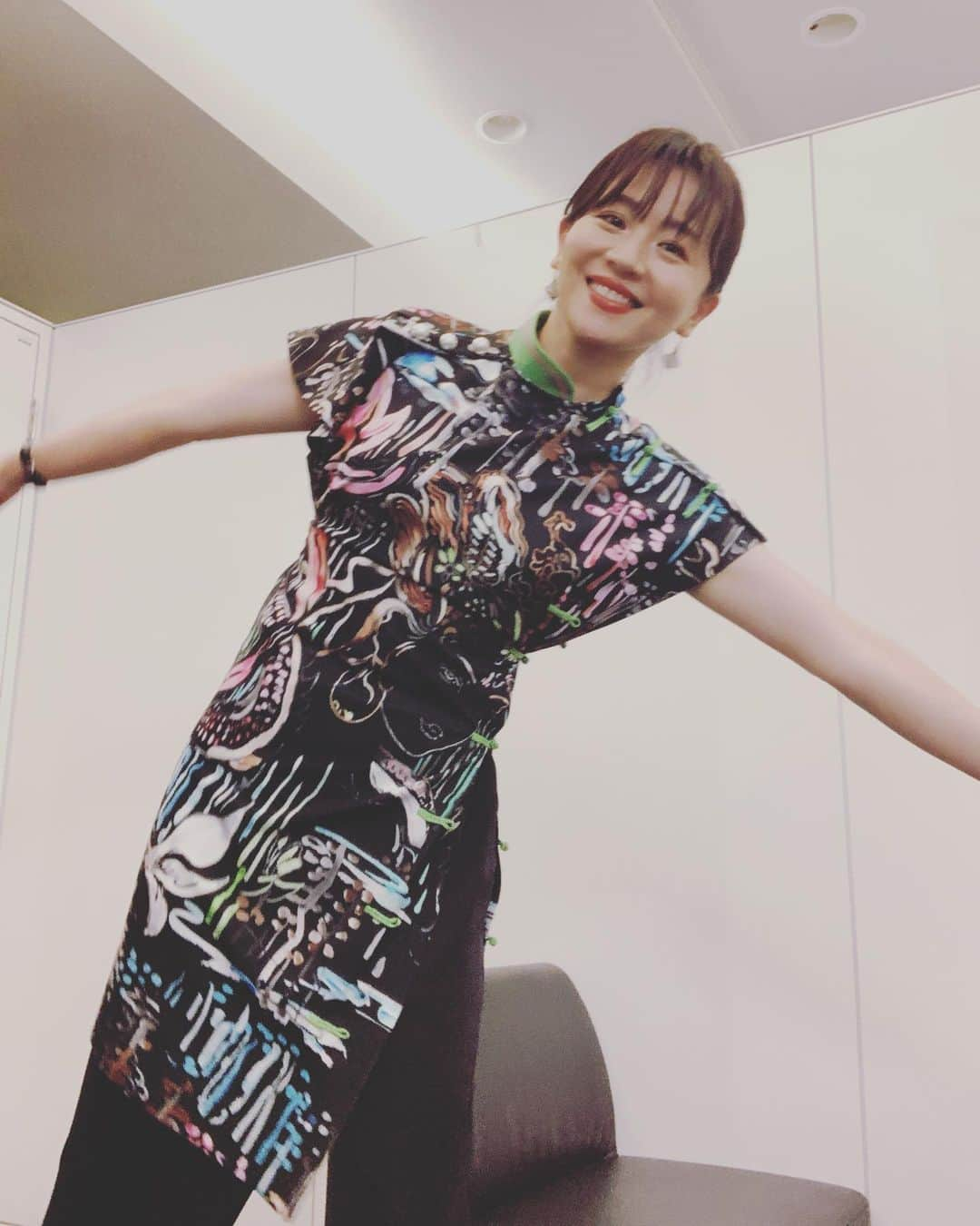 大橋未歩さんのインスタグラム写真 - (大橋未歩Instagram)「8月15日 無事に43歳の誕生日を迎えることが 出来ました☺️  お祝いメッセージをくださり 誠に有難うございます✨  43年間生きてこられたことに 感謝しています。  何より終戦記念日ですから 命が今日もあることにただただ 感謝する日でもあります。  せっかく尊い日常を与えてもらっているので 引き続き、上機嫌に毎日を生きて行きたいと思います☺️😂  これからも宜しくお願い致します✨  さてさて 誕生日は ホルモンパーティーをしました😂😂  24時間営業の無人ホルモン販売店があるんですよ❗️  naizoo（ナイゾー） ってお店。 ずっと行ってみたくて😋  黒毛和牛トリッパ8時間煮込み 黒毛和牛の熟成漬けホルモン焼き  辛味噌味と生姜味  の3種類を買って帰り 家で解凍して野菜と和えて焼いたら うんまあああい❗️ ❗️  まずタレの味がいい。 そしてホルモンは臭みが全くなくて 食感もザクザクぷりぷり。  コロナ禍を逆手にとったお店なんでしょうね✨ 無人販売でホルモンを買うというのが 楽しい時間でした✨☺️  そして夫からは #salmon と #commedesgarcons  コラボスニーカーをいただきました🎁  かっちょいいので雨が止んだらまたいつかUPしますね😂  #ホルモン #無人販売」8月16日 1時37分 - o_solemiho815