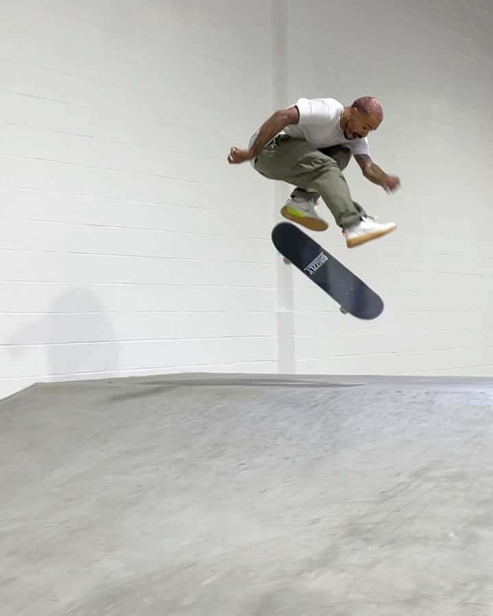 マニー・サンティアゴのインスタグラム：「Lazer flips work....😅 📍 @prod park 🎥: @spanishmiketv」
