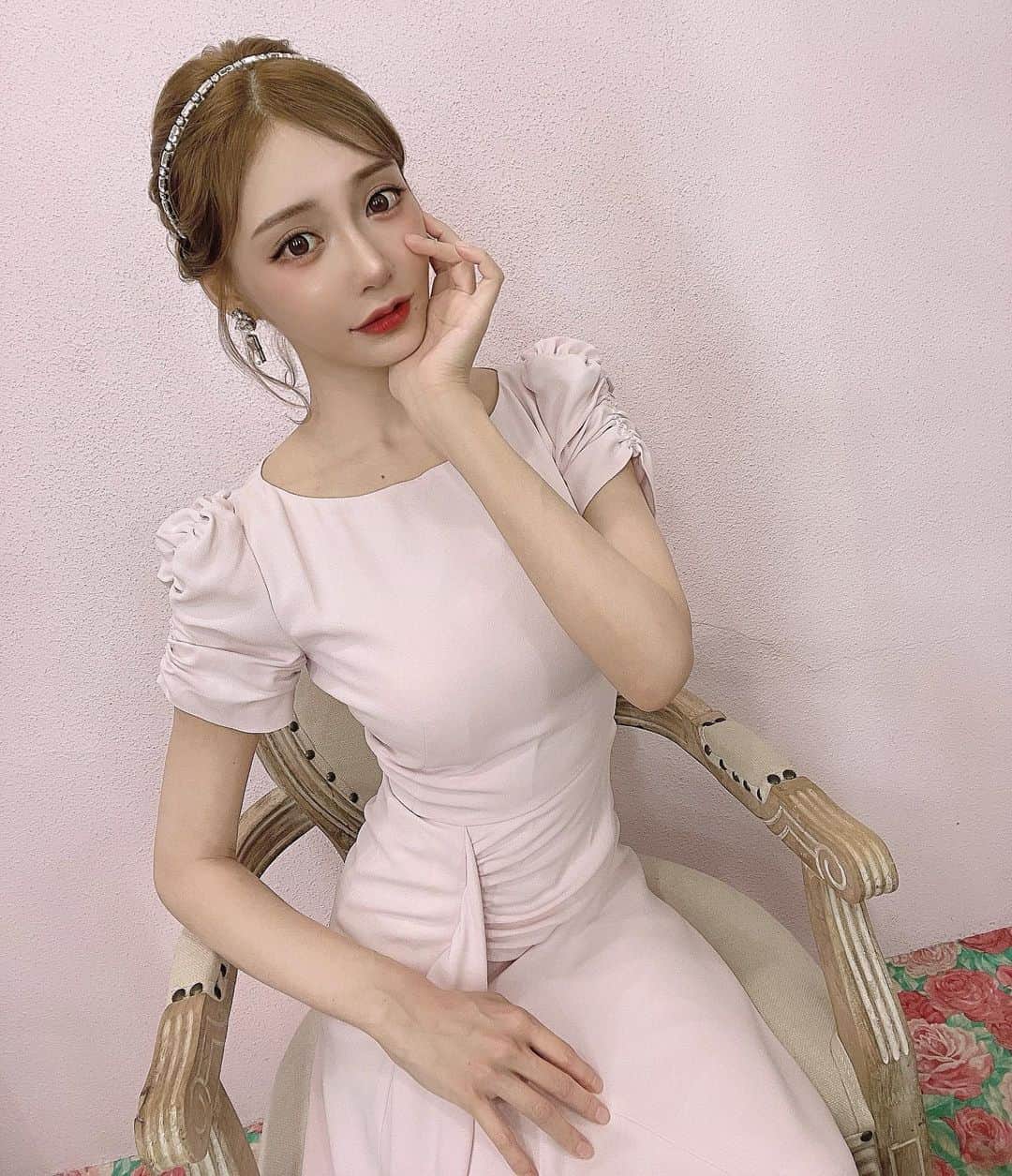 明日花キララのインスタグラム：「キラバズTVの収録でした🎀 dress👗 shoes👡 カチューシャ&ピアス💎 all @miumiu」