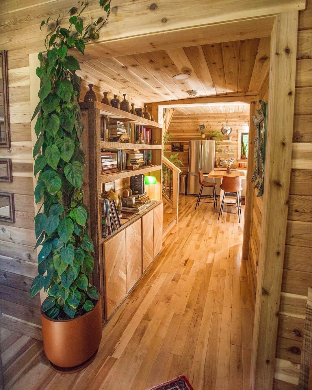 サラ・ジーン・アンダーウッドさんのインスタグラム写真 - (サラ・ジーン・アンダーウッドInstagram)「One of my favorite spots in the new cabin 😍 @jacobwitzling made all of this by hand, wtf babe you’re so sexy 🤤 . #cabin #interiordesign #bookshelf #woodworking」8月16日 3時28分 - saraunderwood