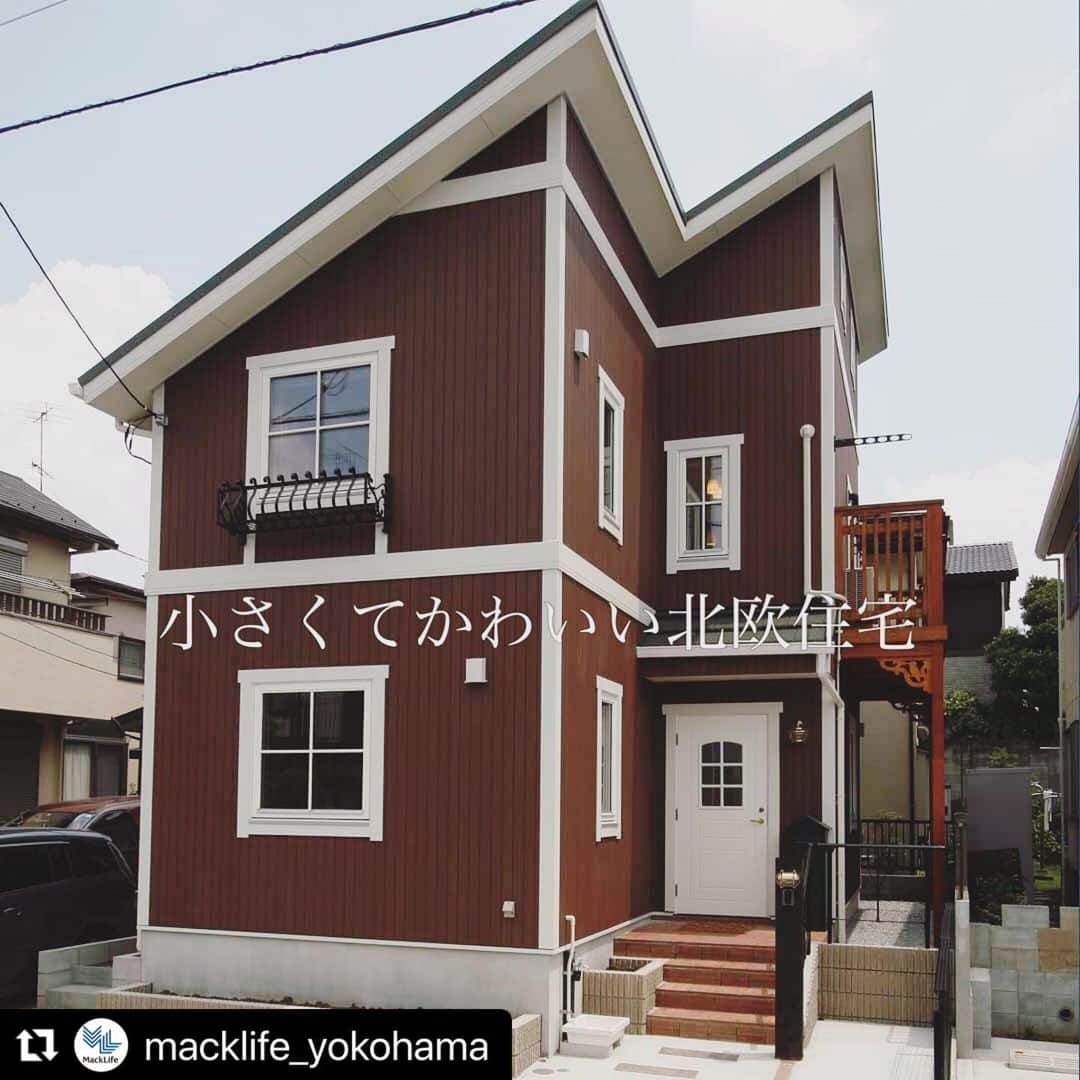 レノビアリングのインスタグラム：「かわいい北欧住宅をたくさん公開中🚪  ▼フォローはこちら @macklife_yokohama   #Repost @macklife_yokohama with @make_repost ・・・ 小さくてかわいい北欧住宅🍄 ・ 小さな家は建築費が抑えられたり、補修がしやすいなど、メリットがたくさん✨ ・ 間取りを工夫すれば狭さは感じず、ゆったりと心地よく住まうことができますよ🙌 ・ -------------------------------- more pics → @macklife_yokohama -------------------------------- ・ ・ #2階リビング #勾配天井 #勾配天井リビング#小屋裏収納 #ナチュラルインテリア#無垢材  #無垢の家#北欧住宅 #北欧インテリア #デザイン住宅 #トレフュース #横浜 #長津田 #工務店#マックライフ#シーリングファン #施工事例 #スウェーデン住宅 #新築 #新築一戸建て #規格住宅 #自然素材 #建築 #マイホーム計画 #マイホーム記録 #おしゃれな家 #かわいい家 #木の家 #高気密高断熱」