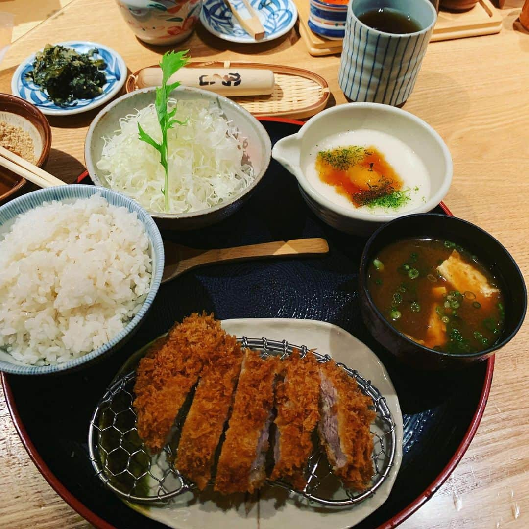 金村義明さんのインスタグラム写真 - (金村義明Instagram)「駆け込み寺！ 毎週院長先生と2人3人がかりで電気治療お灸に針に電気針にもみほぐしのおかげで、みるみる良くなってきました！ もう膝に水もたまらなくなり、ゴルフもずいぶん良くなりました！　感謝しかありません！ 2時間みっちり治療終わりに、朝から何も食べてないのでがっつり　かつくらへ！ 久しぶりに孤独のグルメ 長芋ヘレかつランチ！ 麦飯おかわり味噌汁おかわり キャベツ2回おかわり！ 麦飯の２杯目は、柴漬けほうじ茶漬け！ 最高、バッチリ、免疫力アップ⤴️⤴️⤴️⤴️⤴️」8月16日 13時55分 - yoshiaki_kanemura