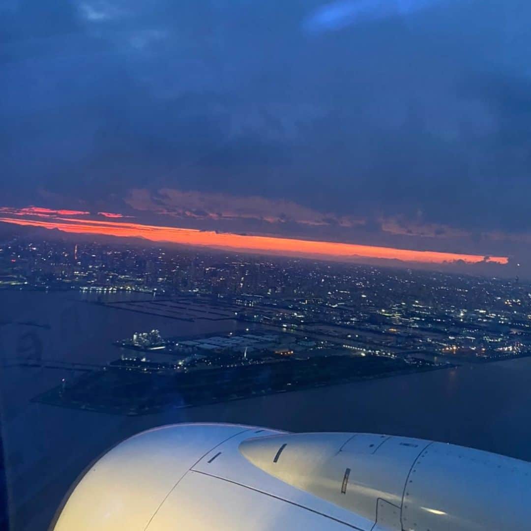 田中悦子さんのインスタグラム写真 - (田中悦子Instagram)「お盆休みも終わりだぁ。 明日からまたお仕事頑張っていこう❣️  ９月半ばまで緊急事態が延長だそうです。  正直うんざり😮‍💨だけど、 仕方ないですよね😞  前向きに明るく過ごしましょう💕☺️  さて、写メはいつかの✈️から。  とても綺麗な夕焼けと モクモクの雲  #機内 #空からの景色  #飛行機 #夕焼け #羽田上空」8月16日 14時22分 - etsuko.reborn25
