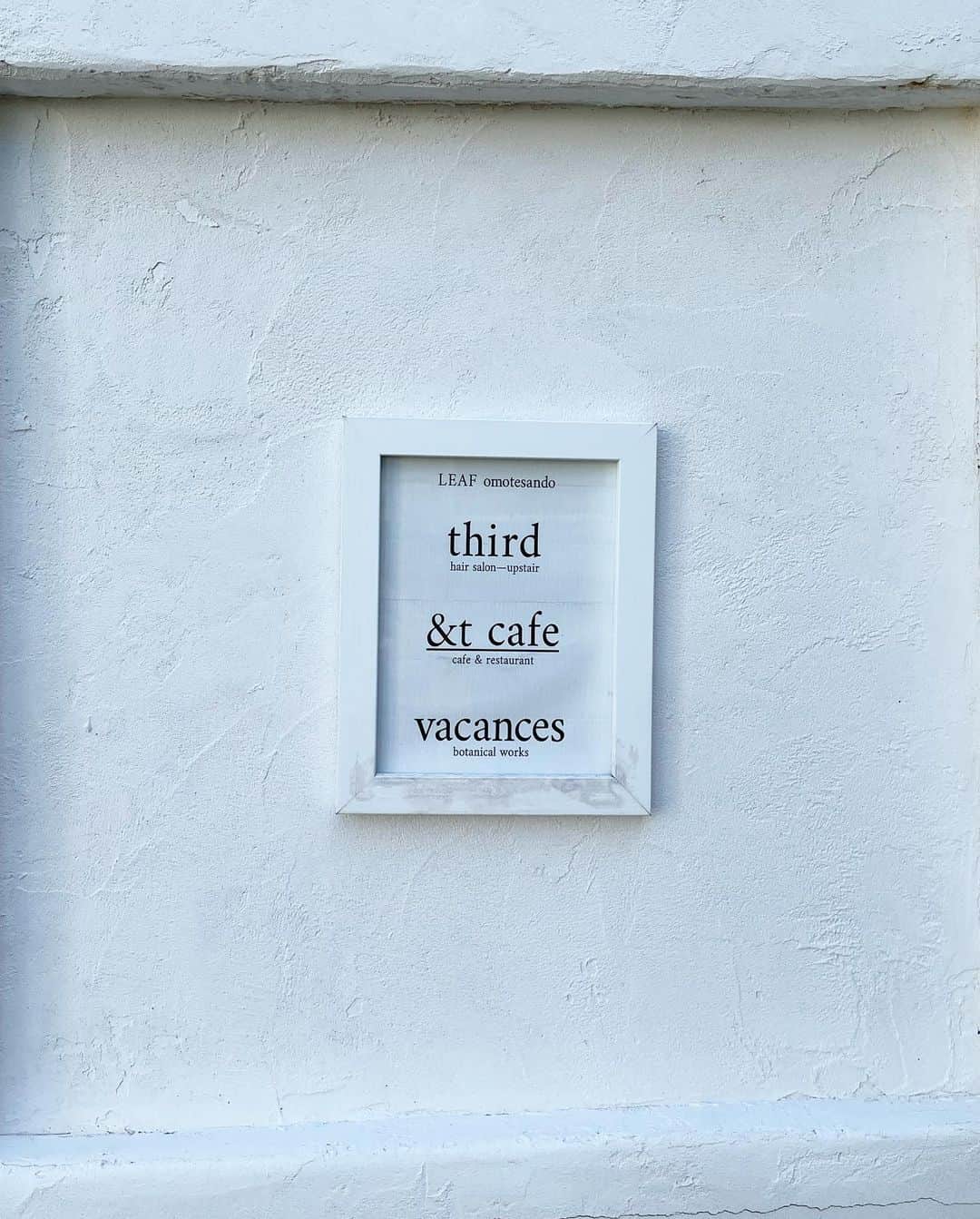 前田希美（まえのん）さんのインスタグラム写真 - (前田希美（まえのん）Instagram)「お仕事の打ち合わせで ランチしたカフェ。 @andtcafe さん♡  ちょっとスパイシーで 美味しすぎたチキンカレー🍛 また食べたいなあ。  この日のコーデは カフェに合わせて少しリゾートな雰囲気で。  お気に入りのワンピに CONVERSEを合わせました。  最近雨続き… みんなモチベーションってどうやって 上げてますか？  のんは、好きな音楽を聴いたり、 お買い物かなぁ♡  良かったら教えてください🧸  #code #fashion #ootd #onepiece #loewe  #のんの私服」8月16日 14時53分 - maeda_nozomi