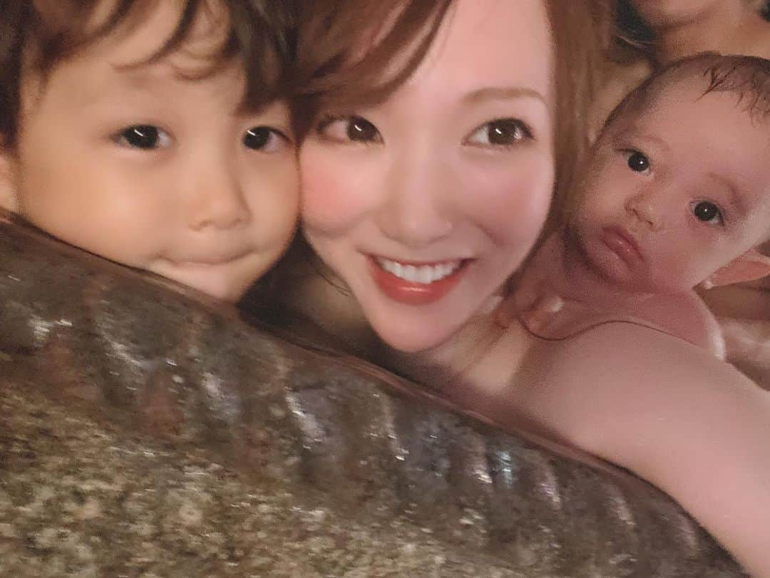 下田美咲さんのインスタグラム写真 - (下田美咲Instagram)「32歳になりました！ 気持ちなどはnoteに(^-^)  31歳までよりも、さらに楽しい歳になることは決まってる(^-^)理由は写真に詰まってる。  ４枚目、みんな同じ表情してるところがお気に入り。  #親子 #32歳 #生後5ヶ月 #3歳11ヶ月  #男の子ママ #エッセイスト」8月16日 14時58分 - shimodamisaki815