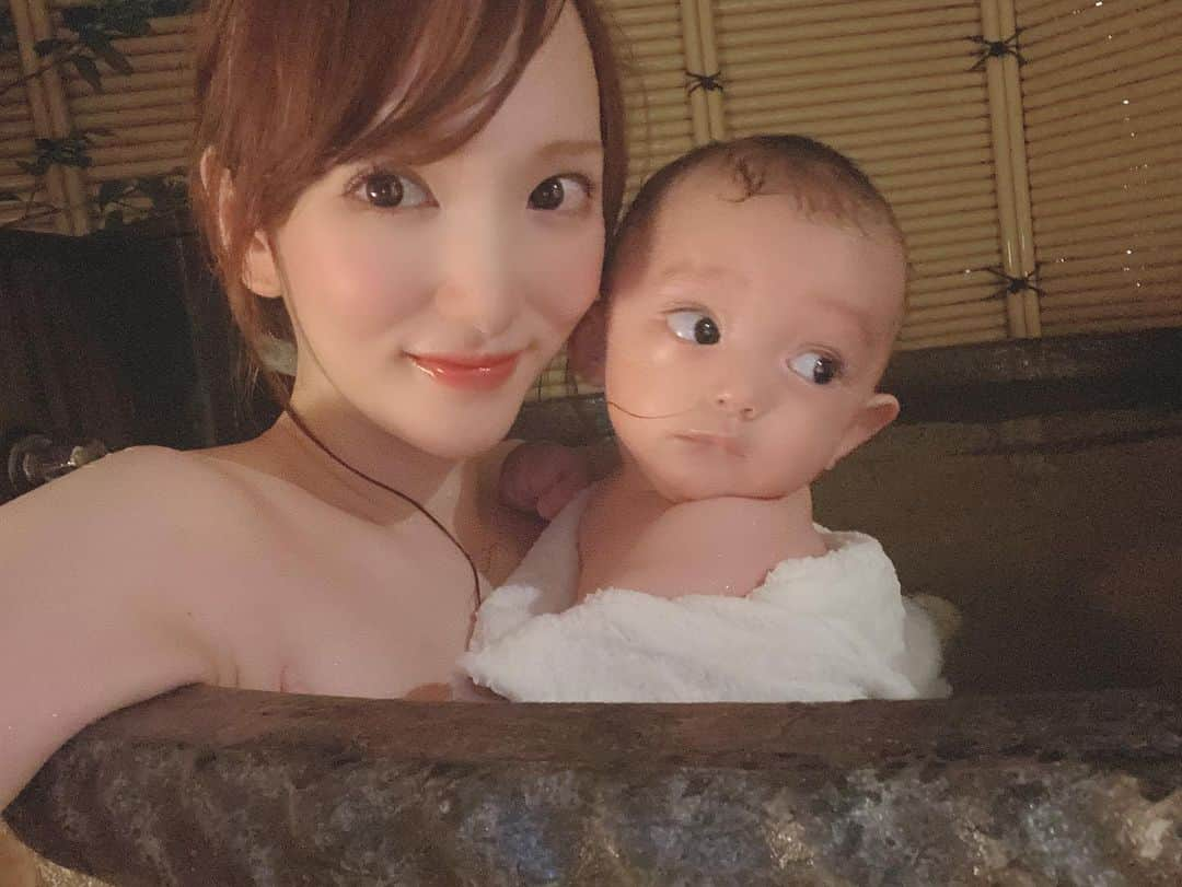 下田美咲さんのインスタグラム写真 - (下田美咲Instagram)「32歳になりました！ 気持ちなどはnoteに(^-^)  31歳までよりも、さらに楽しい歳になることは決まってる(^-^)理由は写真に詰まってる。  ４枚目、みんな同じ表情してるところがお気に入り。  #親子 #32歳 #生後5ヶ月 #3歳11ヶ月  #男の子ママ #エッセイスト」8月16日 14時58分 - shimodamisaki815