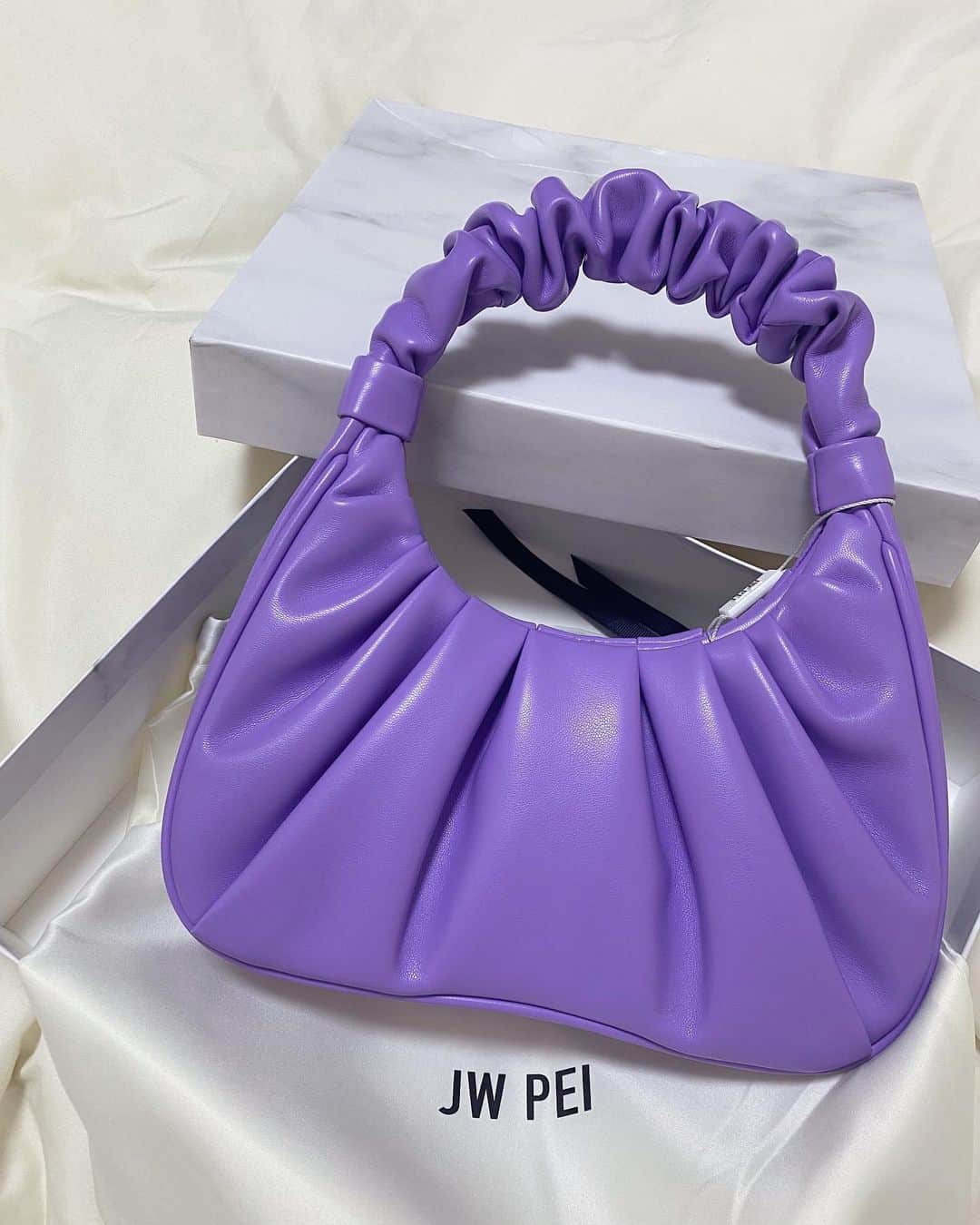 のインスタグラム：「この色に一目惚れ💜　 秋冬も大活躍してくれそう😊  高品質なビーガンレザーとリサイクルプラスチックを使って作られているバッグなの！  @jwpei_official はロサンゼルスを拠点とするバッグブランドで、サスティナブルな取り組みをされてます。  ♢私の投稿をご覧になってくださった方限定♢ 12%OFFクーポンコード👉kyoko12  カラーバリエーション豊富だし、他にも可愛いデザインのバッグが色々あるから @jwpei_official のリンクから覗いてみてくださいね😊  #jwpei #jwpeijp #bag #ビーガンレザー #ビーガン #ファッションバッグ #ファッション #バッグ #サスティナブル #ママライフ #パープル #purple」
