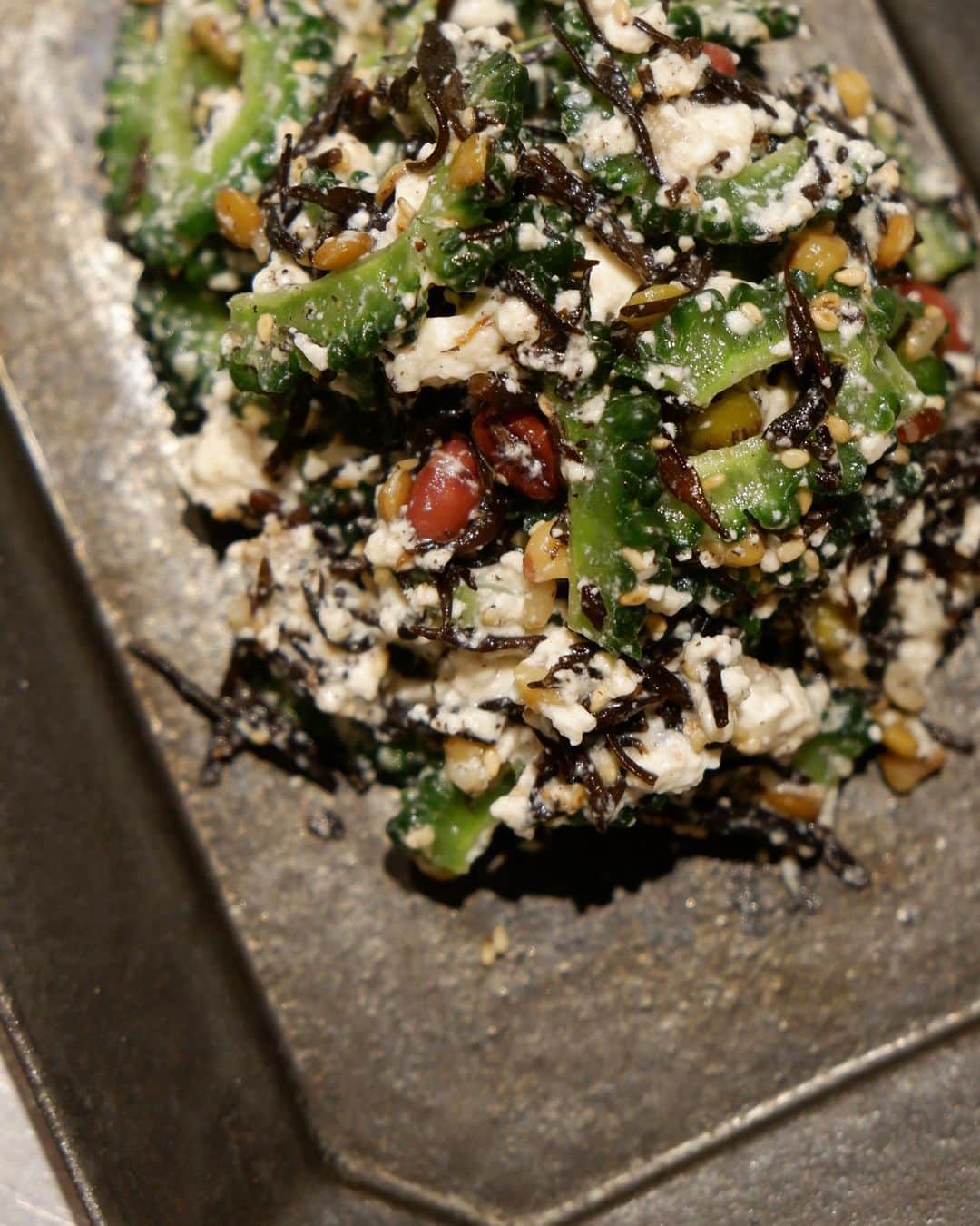 武智志穂さんのインスタグラム写真 - (武智志穂Instagram)「#武智家の食卓 沖縄の食材と言えば…ゴーヤ！ 大好物のゴーヤを栄養満点💯な白和えに👩🏻‍🍳 （ゴーヤを薄く切って塩揉みすれば、チビごはんにもなります。） 作り方は簡単。 ゴーヤを好みの厚さに切り軽く塩を振ってしばらく置き、出た水分をしっかりときります。 そこへ、もどしたひじき、ミックスビーンズ（枝豆でも美味しい！）、水切りしたお豆腐（絹でも木綿でも👌）を入れざっくり混ぜます。 味付けは白だし。 もし物足りなければ塩麹を入れると味に深みが出ます。 最後に胡麻をぱら〜っと。 火も使わないし、夏にピッタリな白和え。」8月16日 8時55分 - shiho_takechi