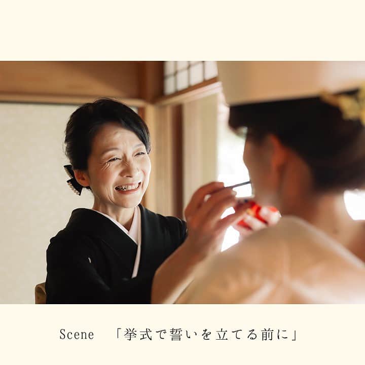The KAMAKURA WEDDINGのインスタグラム：「Scene 「挙式で誓いを立てる前に」 ・ どんな時も自分のことは二の次で 姉弟を一番に考え 応援してくれた大好きな母 ・ この情勢のなか すれ違うことがたくさんあったから 挙式の前の一番に花嫁姿を見せて 身支度を整えてもらいたかった紅差しの儀 ・ 花嫁姿を見た瞬間に母から出た言葉は 「本当は心から今日の日を楽しみにしていた」 誰より愛情深く娘を想う母の気持ちがそこにはあった  ----- produce by @thekamakurawedding ----- kimono：@authentique_kimono　＠authentique_weddingdress make：@makemariee flower：@hanahirowedding photo：@yokohama_laviephotography ----- 結婚式実例はHPから  https://kamakura-wedding.jp/report/ ----- #thekamakurawedding #テーマウェディング #ウェディングプロデュース」
