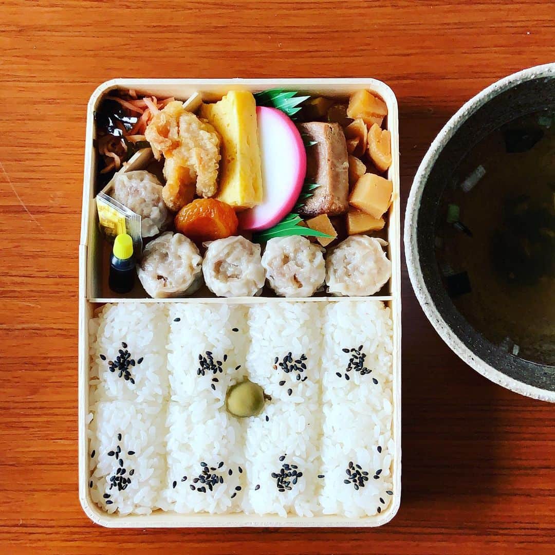 志摩有子さんのインスタグラム写真 - (志摩有子Instagram)「メンテナンスデーのお昼にシウマイ弁当＋永谷園の松茸のお吸い物。筍の煮物が最高！シウマイもっと食べたい。  #シウマイ弁当」8月16日 15時19分 - ariko418