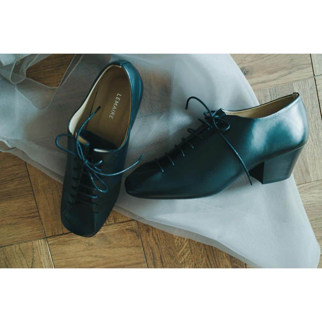 高山都さんのインスタグラム写真 - (高山都Instagram)「秋冬のイメージ作りをしてる最中に出会って、少し前に購入した靴。 @lemaire_official  シンプルなスタイルに、きっと小粋な品を添えてくれるし、ゆるっとラフにしてても、きゅっと全体を引き締めてくれそう。 とにかく歩きやすいのも最高。 2.3枚目の写真は @oblekt_jp の新作ニットワンピース。 白いソックスあわせて。 流行りに関係なく、自分の好きとか、質の良さとか、そんな感覚でもの選びしていきたい。」8月16日 10時17分 - miyare38