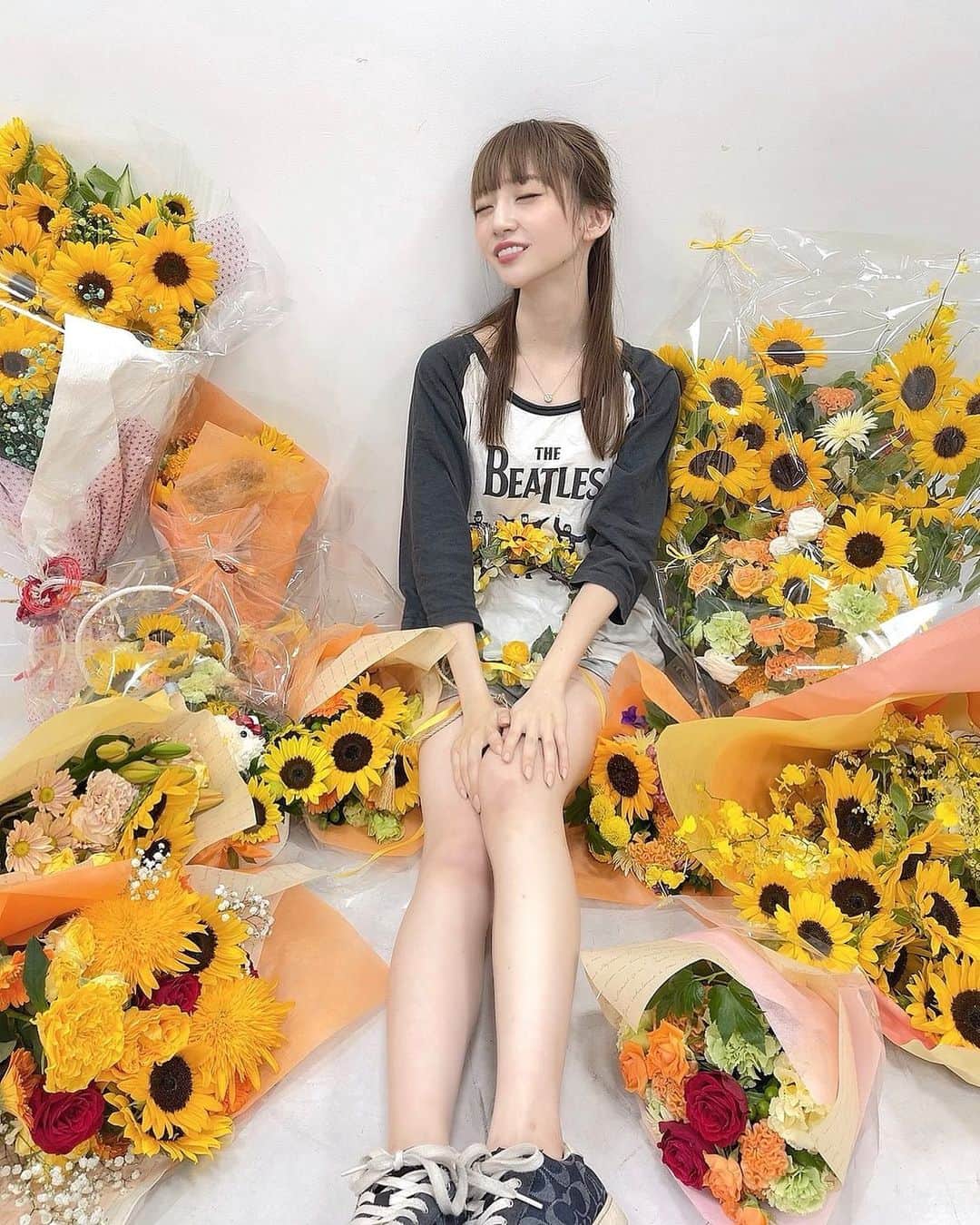 荻野由佳のインスタグラム：「😍😍🌻🌻」