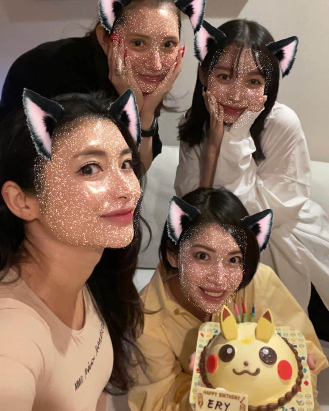 のインスタグラム：「ツアー再開とか、写真集発売とか、ワクチン2回目完了とか、書きたい事たっぷりありますが、、、 本日誕生日なの私ーーーー！！！！ 皆様ありがとうございます！！！！ 昨日三峰神社参拝して、その後そのまま友達の家で寝落ちしていたら日付が変わる瞬間まで目覚めず。笑 このご時世大人数で集まったりは出来ないけれど、こうして毎年お祝いしてもらえるの本当に幸せ。 SNSなどでメッセージを頂くのもめちゃくちゃ嬉しいです。 出会ってくれてありがとう。 幸せを噛み締めています。  そして寝起きドッキリ的にお祝いしてくれたハルカ、リサ、かずちゃん、いつもありがとう！！！」