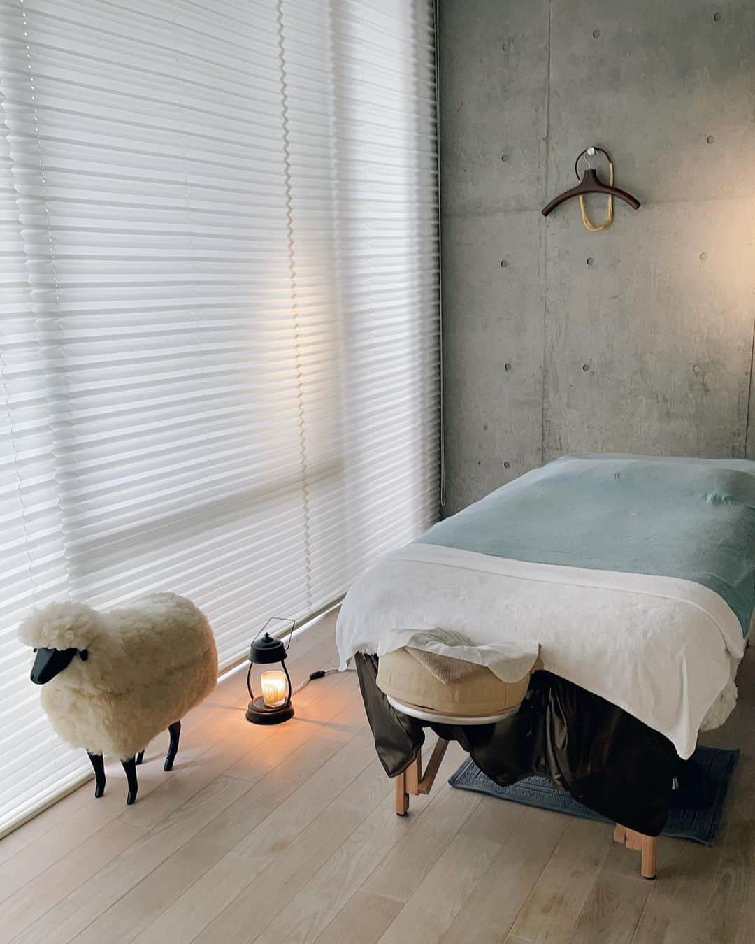 東美樹さんのインスタグラム写真 - (東美樹Instagram)「身体のメンテナンスは心のメンテナンス 大事なのは質と空間。(セラピストさんとの相性も☝🏼)  北欧家具屋を営むオーナーさんが開いたスウェーディッシュマッサージサロン。  洗練された北欧家具に囲まれた中でのトリートメントは特別な気分を味合わせてくれるお気に入りのサロン🐏🇸🇪🌕  What’s Swedish massage? じっくり時間をかけて筋肉の深い部分にアプローチするのがスウェーディッシュマッサージ。 揉み返しもほとんどなく、翌日も身体スッキリ、浮腫も取れてボディラインもスッキリなると思います。  私が通っているサロンはしっかり認定資格を取得したセラピストさんによる施術なので筋肉や骨格に対する知識もしっかりあります。 (ここ本当に大切なポイント↑)  身体を任せる90分をいかに過ごすか、身体だけでなく心も解放してくれるサロン選びはとても大事🌿✨ @full_moon_spa   #スウェーディッシュマッサージ #fullmoonspa #swedishmassage」8月16日 11時07分 - mikko.36___