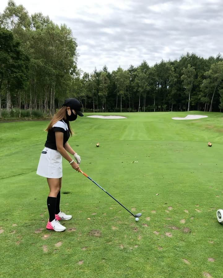 Erinaのインスタグラム：「⛳️ザノースカントリークラブ フラットなコースでオールベント芝🌱  バーディー決まったショートホール🤙 見事にほとんどアゲ🌪w だいたい番手あげて打ってた🏌️‍♀️  ウェアはルコックからでた新しいらいん @lecoqsportif_rijoume  完全に沼👚💓  #ゴルフ#ゴルフ男子#ゴルフ女子#ゴルフスイング#ゴルフファッション#ゴルフレッスン#ゴルフ好き#ゴルフ場#ゴルフウェア#ゴルフコーデ#ゴルフ練習#ゴルフ三昧#ゴルフ仲間#ラウンド#ゴルフバカ#ゴル女#ゴルファー#ゴルフ中毒#エンジョイゴルフ#ごるふ#北海道ゴルフ#遠征ゴルフ#リジューム#ルコックゴルフ#ザノースカントリークラブ #golf#golfer#lecoq#rijoume」