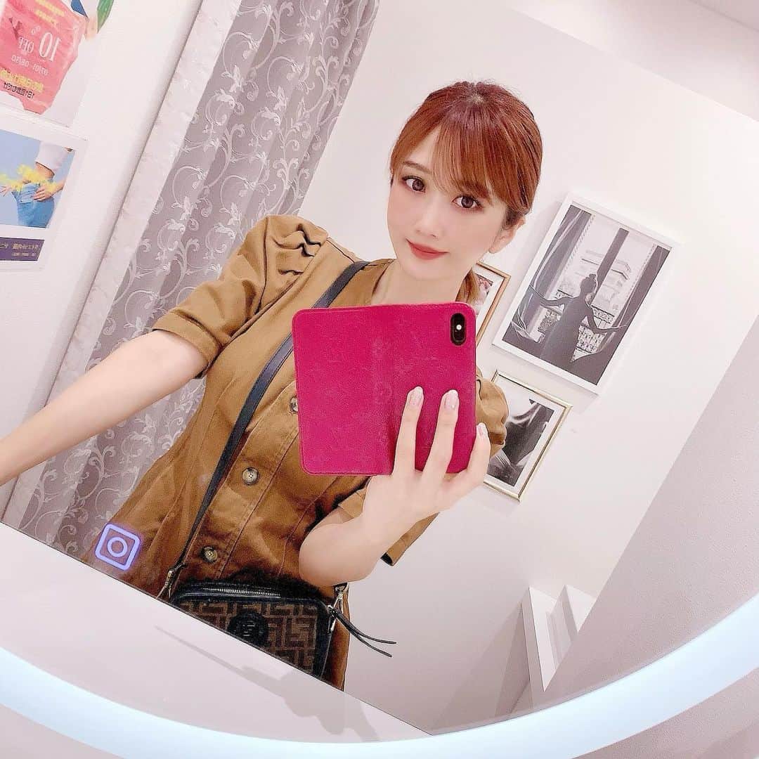 のインスタグラム：「夏の日差しで お肌のダメージが…🥺  TOKYO ACE CLINICさん (@tokyo_ace_clinic)で フォトフェイシャルしてきました🍀  お肌のくすみやシミそばかす ニキビ痕にも効果的で お肌のトーンアップができちゃう🥰 ゴムで軽く弾かれたような感覚なので痛さはなく 光を当てるだけなので リラックスして施術できました🌸  TOKYO ACE CLINICさん ありがとうございました😊 また次回もよろしくお願いします🌸  #tokyo_ace_clinic  #beauty  #フォトフェイシャル」