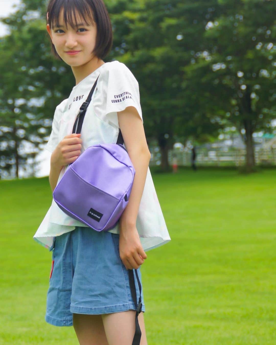 ニコ☆プチのインスタグラム：「リナとヤギ🐐 . . ヤッホー！莉奈だよ❤︎  ニコ☆プチ８月号のニコ☆プチスクールのリュックゲットしてくれたかな？莉奈はさっそくピクニックに使ってみたよ‪🔆🌱‬  大好きなフルーツサンドと水筒入れても全然大丈夫！たくさん入るよ！！どんなコーデにも似合うパープルだから、いっぱい使えるね💟  帰りに近くにいた山羊の子供が可愛かったよ🐐💘 . .  #ニコプチ #ニコプチふろく #プチモのふろくの使い方  #ニコプチふろくのある生活  #ニコプチスクール #ふろく #川口莉奈」