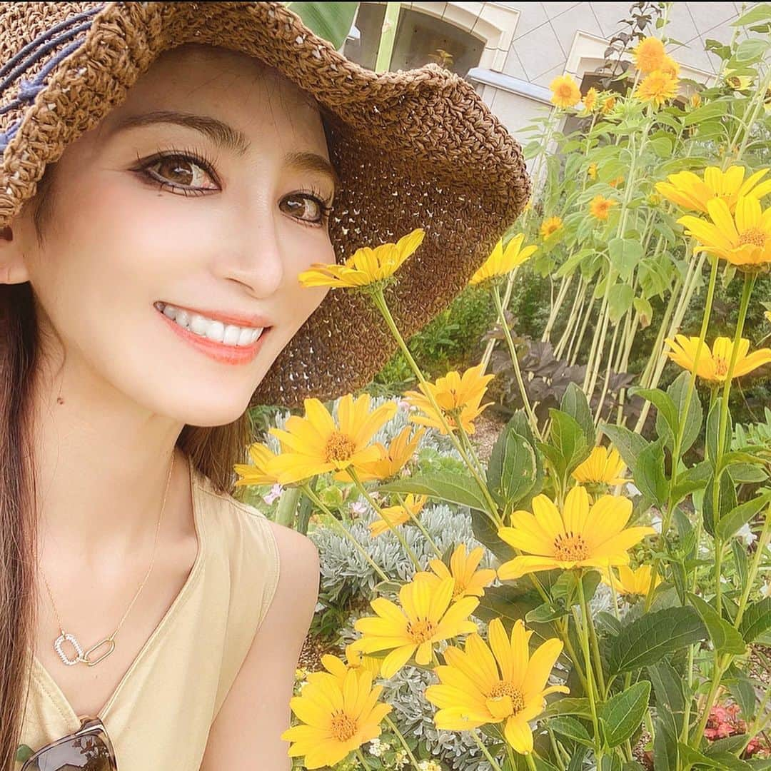 鈴木絢子さんのインスタグラム写真 - (鈴木絢子Instagram)「・ ・ 【夏の花🌼】 #大塚国際美術館 #屋上庭園 #花壇 ✨ 今年は雨続きで見られないと思っていたひまわりも満開。 一気に夏を感じられました🤗✨ ・ ちょうど#ゴッホ #7つのヒマワリ 展示もあり、 原寸大の絵画が見られて感動✨ ・ ゴッホがヒマワリを描いた10点の絵のうち、 花瓶に入った「ヒマワリ」は全部で7点と言われています。 オランダ、日本、ドイツ、イギリス、アメリカ、個人蔵と世界各地に点在しているものが陶板で集結！ ・ なかなかヒマワリ作品を並べて見る機会もないはず。。 絵画の中ながら、🌻の生命力のパワーをもらいました✊ ・ アートのNFT化も進む中で、コピーしたデジタル作品や陶板にもそれぞれの価値が生まれるのかもしれません🤗✨ （勉強中） ・ ・ #ひまわり #NFT #非代替性トークン #ブロックチェーン #世界のアート #感性を磨く #美術館 #現代アート #環境展示 #美術愛好家 #徳島県 #関西 #鳴門 #名画 #洞窟 #教会 #納涼 #夏の過ごし方 #マーガレット #museum #art #🌻」8月17日 0時27分 - ayako_suzuki810