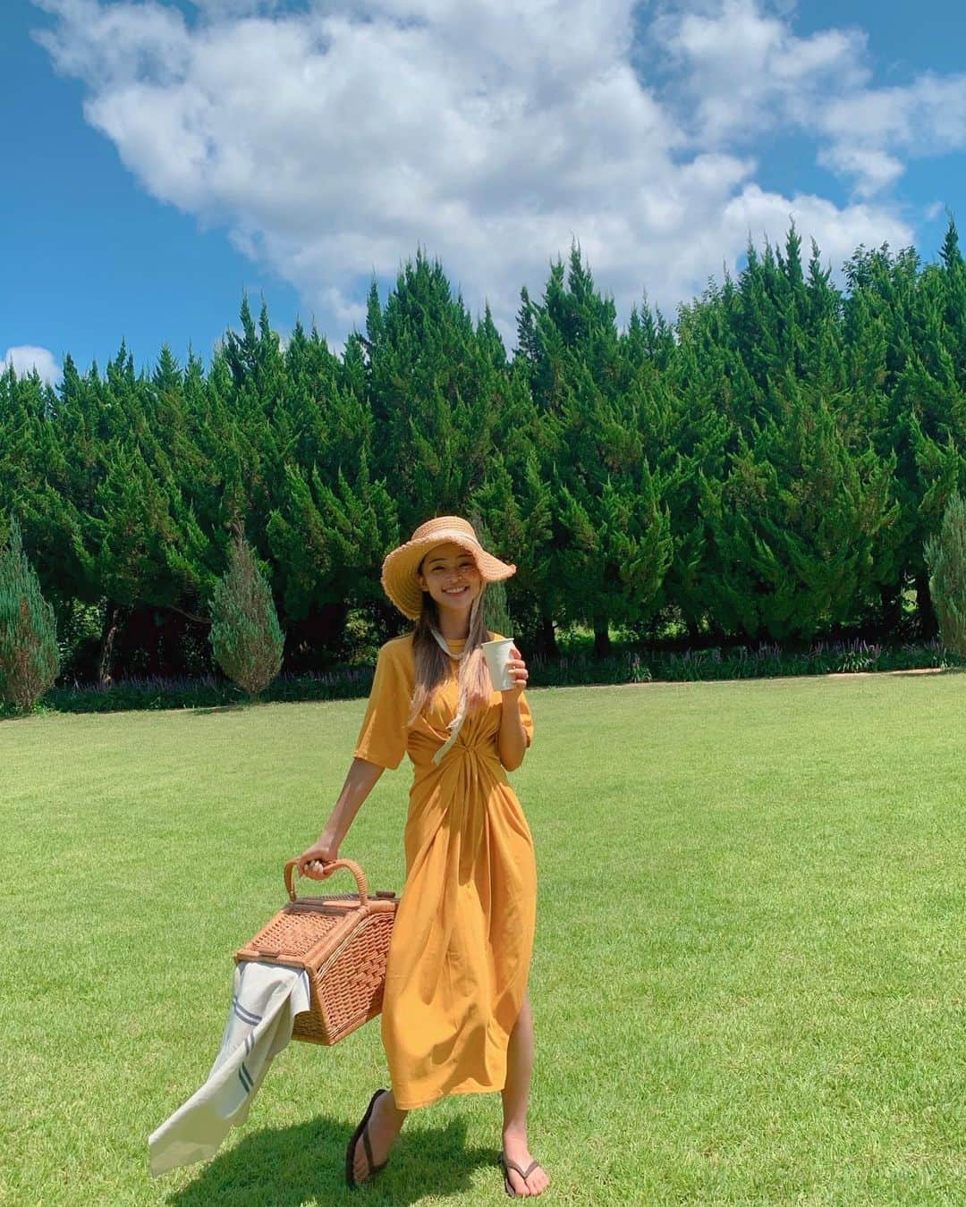 カン・ギョンミンさんのインスタグラム写真 - (カン・ギョンミンInstagram)「엄마랑 동생이랑 셋이 커플옷 입고  🌳구례에 외국 같은 곳 ..💛  잔디 쪽 뜨거워서 그런지 사람두 없고 넘 좋았. 입장료 5000원인데 매실차도 주시고 촬영 소품도 무료(모자,바구니,피크닉돗자리)🤭  #굠민투어🗺 #구례 #구례카페」8月16日 23時11分 - kkmmmkk