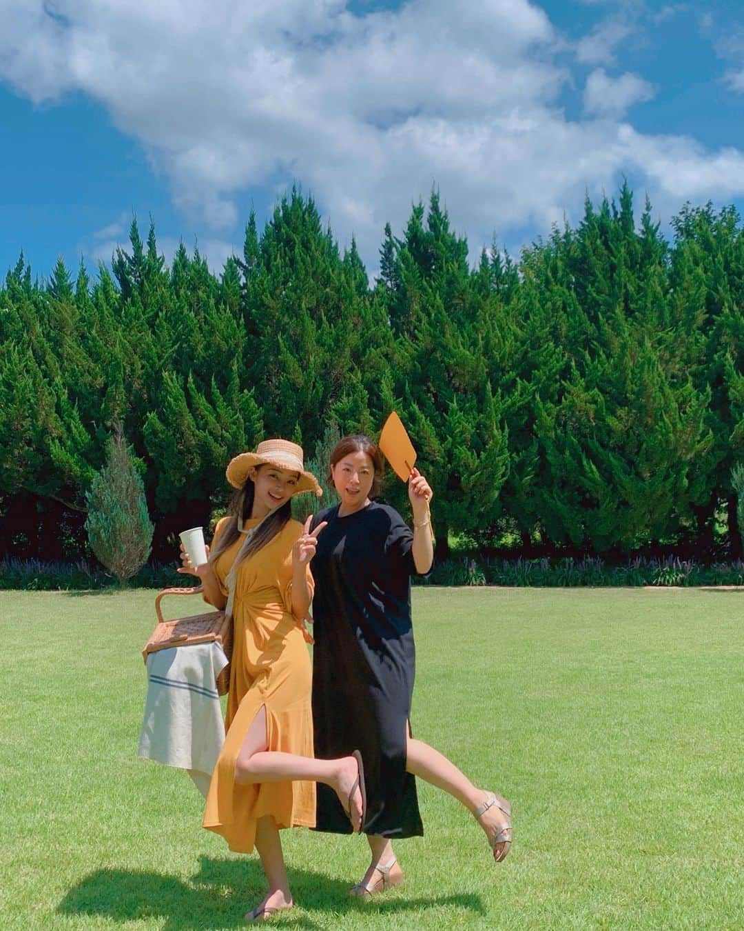 カン・ギョンミンさんのインスタグラム写真 - (カン・ギョンミンInstagram)「엄마랑 동생이랑 셋이 커플옷 입고  🌳구례에 외국 같은 곳 ..💛  잔디 쪽 뜨거워서 그런지 사람두 없고 넘 좋았. 입장료 5000원인데 매실차도 주시고 촬영 소품도 무료(모자,바구니,피크닉돗자리)🤭  #굠민투어🗺 #구례 #구례카페」8月16日 23時11分 - kkmmmkk