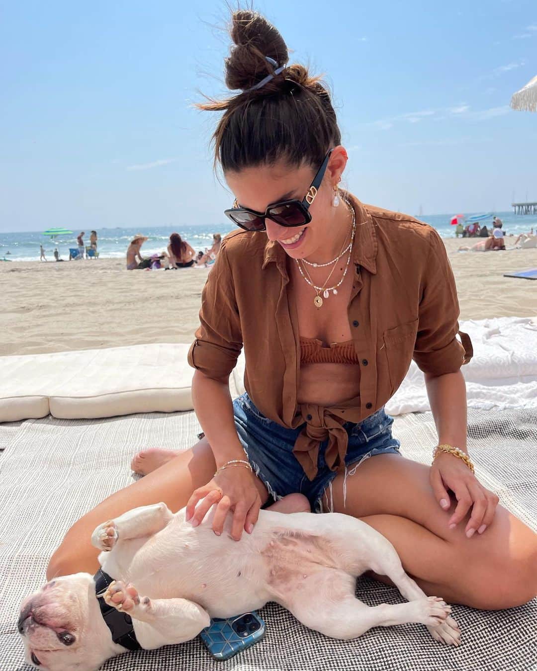 サラ・サンパイオのインスタグラム：「Beach day, happy puppy..」
