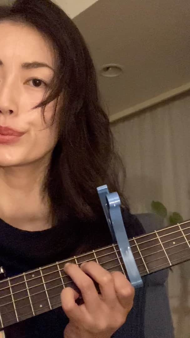 松田珠希のインスタグラム：「ギターを弾いていなすぎて、最初に覚えた曲から静かに練習し直している夜🌛 #ギター　#弾き語り　#flymetothemoon #guiter」