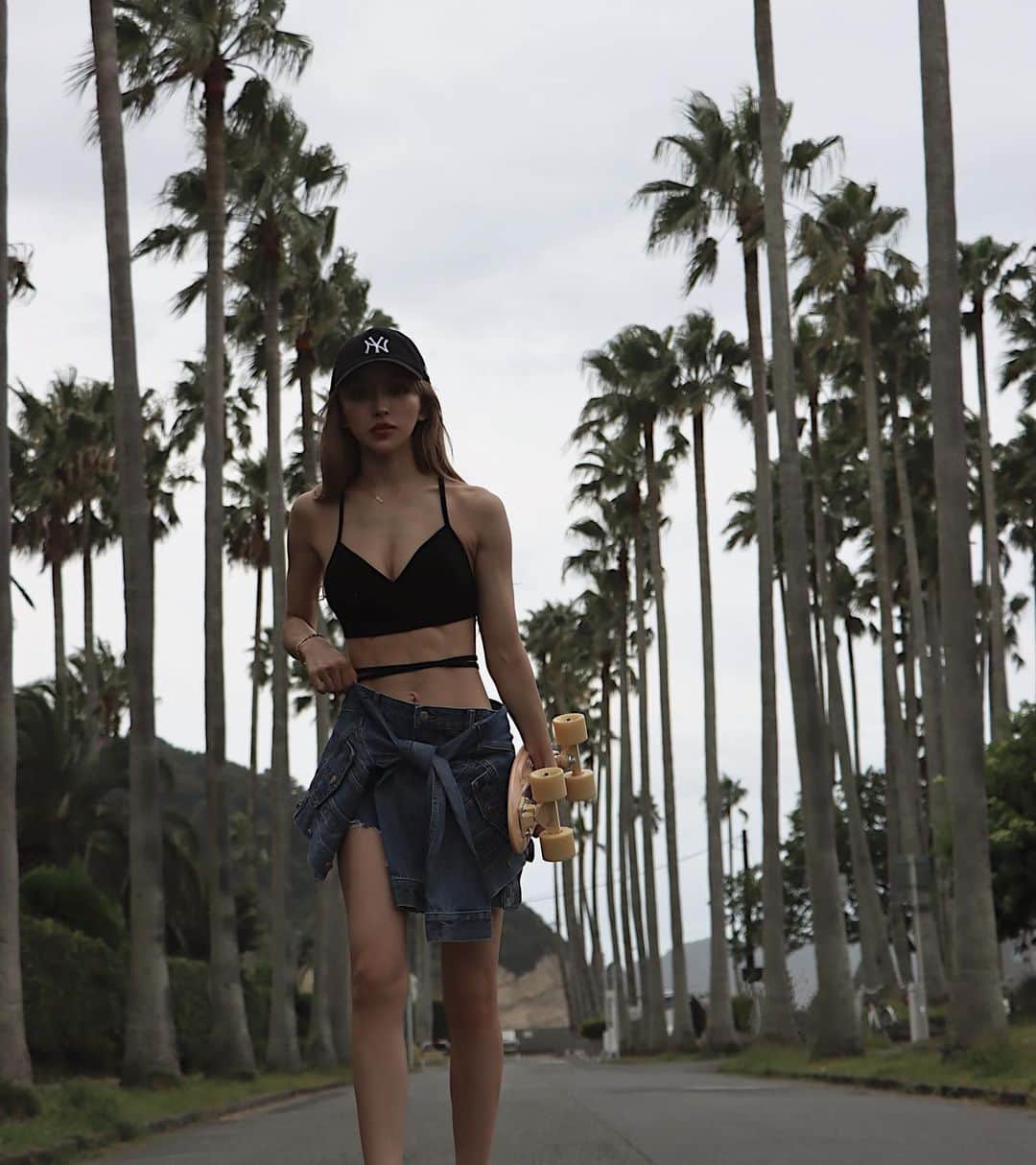 小原優花のインスタグラム：「減量すると持ってる服ゆるくなっちゃう👖🥸💭  ブラトップはIRAL《 @iral_official 》のセットアップのTopsです🥰🖤🖤 カップ付きでらくちんなのでTシャツの下とかによく着てるよ❣️😋  お盆休みも明けて、本日からまた即日〜1営業日での発送となっております🚚💕💕  #iral #アイラル」