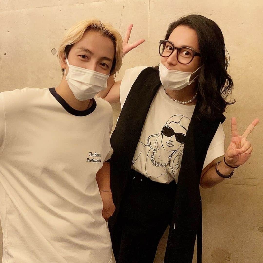 HIDEKiSMのインスタグラム：「ENVii GABRIELLA 東阪TOUR 2021「ENGABEST」 ついに日曜から開催です🎤 初日は大阪！久しぶりの大阪！ こんなご時世で大阪を堪能することはできないのが悔しいけれど、約4年ぶりの大阪公演なので皆様にお会いできるのがとっても楽しみ❤️  ということで綺麗な私を、大阪の皆様にお届けする為に美容院に行ってきました💇‍♀️ 担当はいつも髪を切ってくれているネモティン❤️お喋り上手なイケメンなので、女性に限らずオカマのお客様も多いんだって🤣 お喋りも楽しいし、ここのトリートメント間違いないし。 あー最高だった。 いつもありがとう💋 I ♡ ネモティン  #さっそくZARAの服着てったよね #enviigabriella #hidekism #エンガブ #LUXE #青山 #hair #hairsalon」