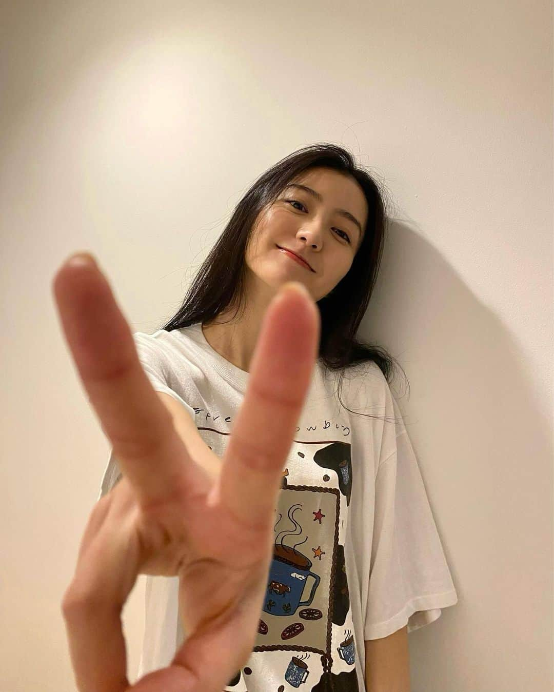 高田里穂さんのインスタグラム写真 - (高田里穂Instagram)「今日8/16で、27歳になりました！  応援してくださる方々、 関わる全ての人が幸せでありますように、 いつも願っています！  本当にありがとう。  誕生日なので、古着屋で買ったお気に入りのTシャツ着てみた🤩☕️ それよりも何よりも髪のピンっ具合すいません。。」8月16日 16時24分 - riho__takada