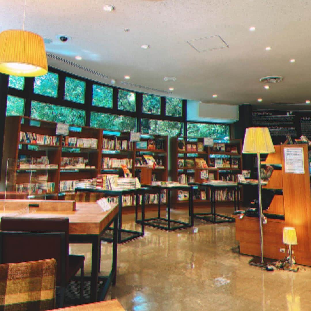 佐藤妃星のインスタグラム：「前にお仕事帰りに近かったから勉強しに行ったんだ～！凄い静かで良かった…☕️  #日比谷図書文化館 #日比谷カフェ」