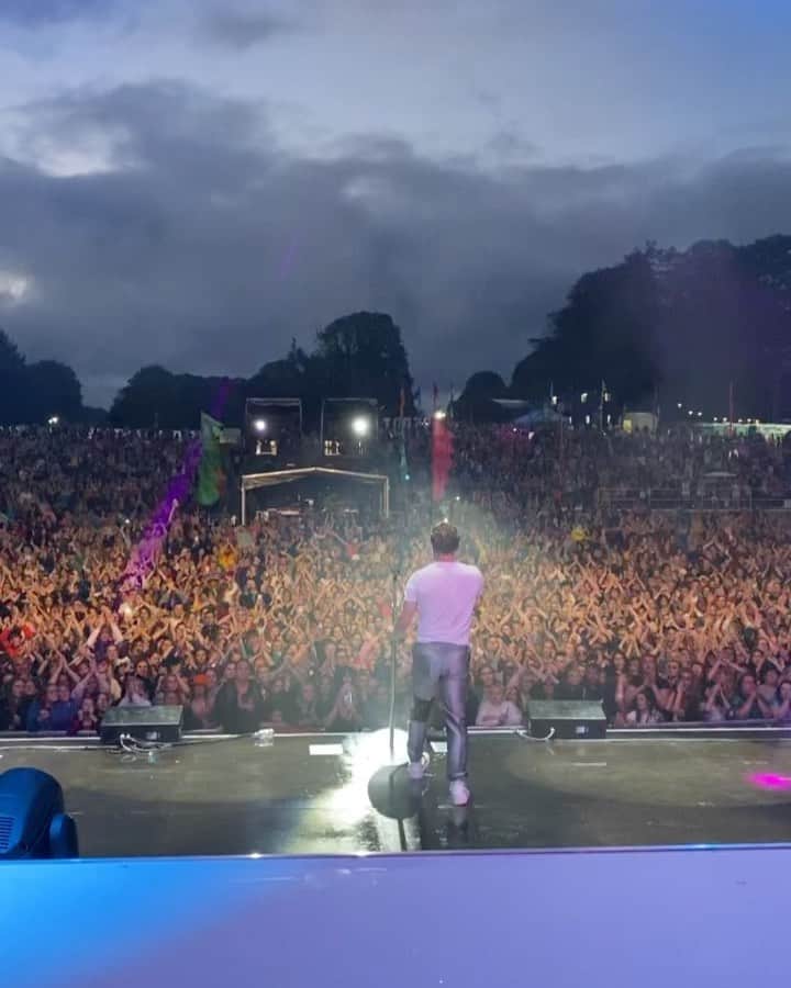 オリー・マーズのインスタグラム：「Shaking my way into this week like.. 👌🏻🍑🤪🤣 have a super one party people! What a glorious weekend! LIVE MUSIC IS BACKKKKKKK!!」