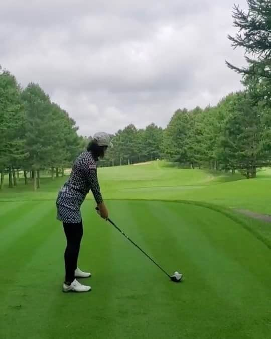 辻梨恵のインスタグラム：「NEC軽井沢72ゴルフトーナメント⛳️ 今年は3日間雨でしたが初日はスタートの遅れもなく全員まわることができ、 大会2日目は警報が出る程の悪天候だった為競技中止になってしまい、 3日目は最初の予定より2時間〜約4時間遅れのスタートで9ホール同一の短縮競技になりました☔️⛳️ . 雨で寒いなか現地応援してくれた皆さん、軽井沢まで来ていただきありがとうございました🙇‍♀️ 初日は良いスタートができて、2日目の競技中止は残念でしたが、3日目は少しでも上に❗️と思って挑んだのですが…😞 気持ちも高まっていてしっかり振れてるという事もあったのかもしれないのですがアイアンのキャリーが狙っている距離より10yくらい飛んでいて 短期決戦なのにバーディーチャンスになかなかつけられず😖 今週は久しぶりにピンに真っ直ぐ飛んでいくショットが打てていたので最終日は特に悔しいです😞 . そしてたくさんの応援メッセージをありがとうございました🙇‍♀️ 良い結果で返せなくて本当に申し訳ないです。 チャンスの時にこんな不甲斐ないプレーはもうしたくないのでこれをしっかり受け止めて、次のチャンスの時に活かせるように練習します。 . 3日間悪天候でしたが競技成立させて頂きありがとうございました❗️ コース整備もかなり大変だったと思います… NECさん、コース整備の皆さん、大会スタッフの皆さん、ボランティアの皆さん、本当にありがとうございました‼️ . #軽井沢72ゴルフトーナメント #軽井沢72ゴルフ北コース」