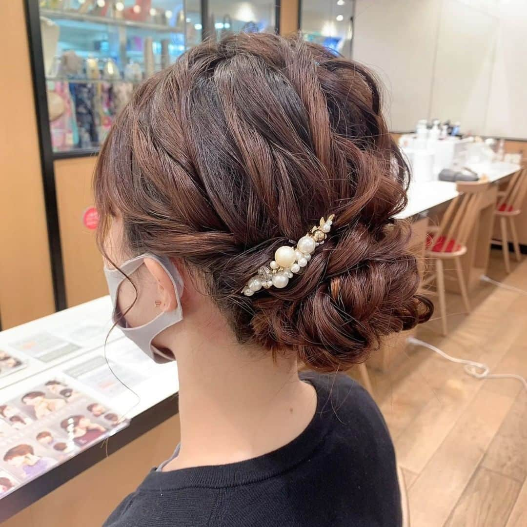 ヘアメイク&ネイル専門店 アトリエはるかさんのインスタグラム写真 - (ヘアメイク&ネイル専門店 アトリエはるかInstagram)「＼お客様ヘアスタイルご紹介／  先日アンケートをとらせていただいた際にリクエストの多かったアップスタイル✨ やっぱり定番のスタイルが気になりますよね❣️  シニヨンをまとめる位置や引き出すニュアンス、おくれ毛の巻き方を工夫することで、 あなたに似合うスタイルにできますよ☺️💕  /////////////////////////////////////////////////////////  ▼atelierharukaヘアメニュー ・ヘアアレンジ 　2,090円（税込）【10分】 ・ヘアセット 　3,190円（税込）【20分】  ▼atelierharukaメイクメニュー ・ポイントメイク　2,090円（税込）【10分】 ・フルメイク　3,190円（税込）【20分】 ・アイメイク+眉カット　2,420円（税込）【20分】  /////////////////////////////////////////////////////////  __ photo by  @atelierharuka_takezako  @atelierharuka_hs  @atelierharuka_ushio  @atelierharuka_sun  @atelierharuka_fna  _ #atelierharuka #アトリエはるか#アトリエはるか公式 #ヘアセット #ヘアアレンジ #ヘアメイク #結婚式ヘア #二次会ヘア #パーティーヘア #ブライダルヘア #お出かけアレンジ #セットサロン #ルーズスタイル #ルーズヘア #ルーズアップ #外国人風 #外国人風ヘア #網おろし #推し事 #推し事前にアトリエはるか #結婚式 #パーティー #トレンドヘア #ロングアレンジ #ロング #シニヨン #アップスタイル」8月16日 18時00分 - atelierharuka_official