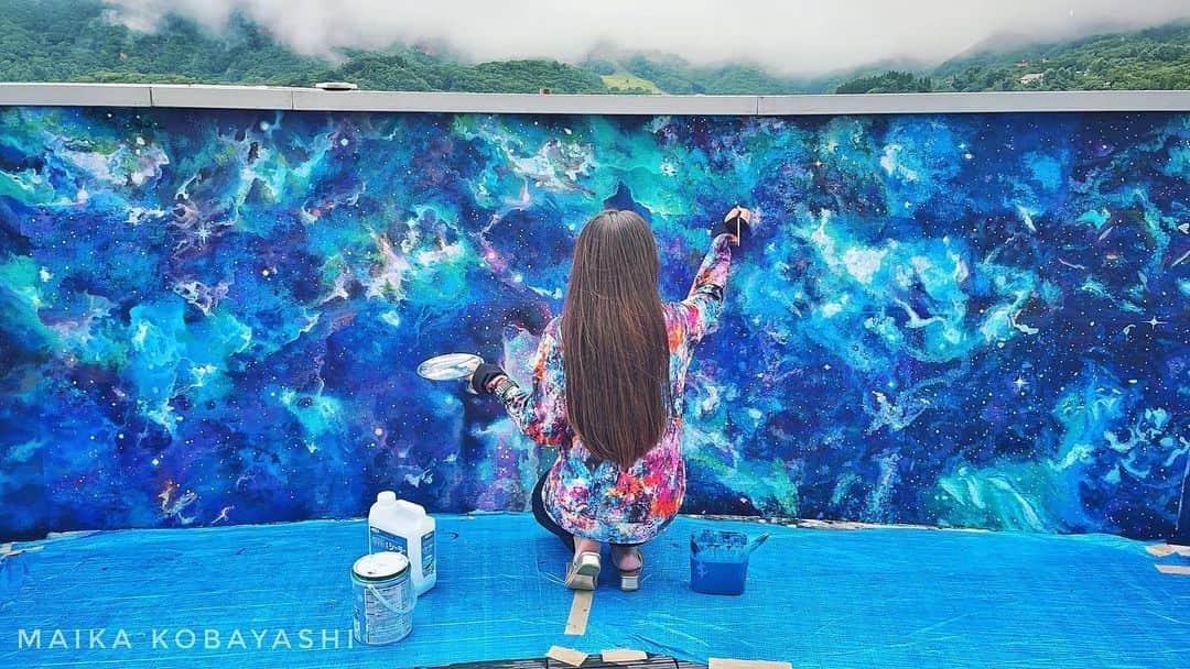 小林舞香のインスタグラム：「Maika's Mural Painting Vol.13 TAKAMIYA RURIKURA RISORT 【Vol.1】  Assistants ： Tomomi Adachi Naomi Ito Ito Yutaka Kanae Komuro Yuna Shigihara Fuko Suzuki Aya Wada  TAKAMIYA RURIKURA RISORT https://www.zao.co.jp/rurikura  #maikamural @rurikura_resort  #壁画 #壁画師 #mural #muralist #muralpainting #art #illustration #drawing #draw  #acrylicpaint #wallpainting #contemporaryart #contemporarypainting #wallpaint #路地裏 #arts #exhibition #earth #gallery #masterpiece #amsterdam #creative #artwork #acrylic #acrylicpainting  #artworks #絵画 #絵  #modernart @artsy @londonartfair @vanartgallery @themuseumofmodernart @coldplay @artnet @artnewsmag @beautifulbizarremagazine @theguideartists @holbein_art @holbeinartistmaterials @holbein.my @holbein_korea」