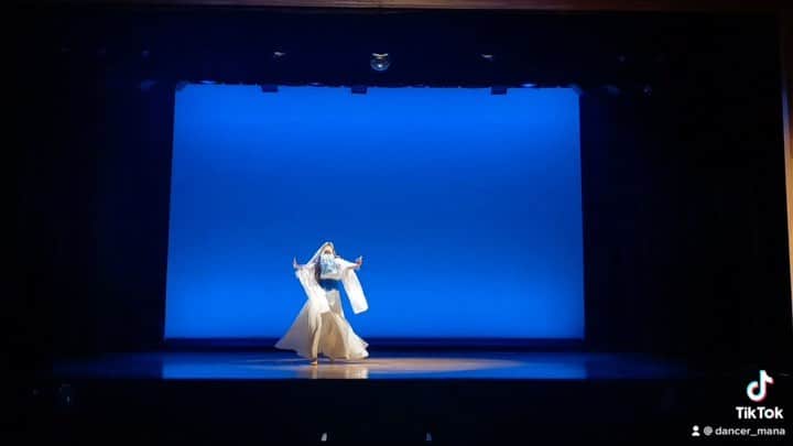 Dance MANAのインスタグラム：「細かい動きよりも、ひたすら、色んな速さと色んなターンに感情を載せていくことだけで魅せたい曲だったので、「ターンを綺麗に魅せる為」に作っていただいた衣装と言ってもいいくらい🌈🦋  重ために回る？軽やかに回る？ひらひらと回る？流れるようにさらっと回る？ターンと同時に衣装が着いてくる感じに？ターンの後から衣装がなびく感じに？  もっともっと沢山の。  細かく細かく聞いていただき、答え、作っていただいた衣装💙🤍  まだ載せていなかったShowのパーツ💙私監督演出のダンスの舞台「七色〜Nanairo」の本番直前のリハ。2021.02.28🌈  基本、ソロショーは即興ダンスなので、ステージに居た位置も、どんな風に踊ったかも、きっと本番とは違ったと思うし、自分でも覚えていない🙊  #choreography #choreographer #dancer #japan #japanesedancer #uru #improvisation #和モダン #kimono #kimonodancer #七色 #ダンス #舞台」
