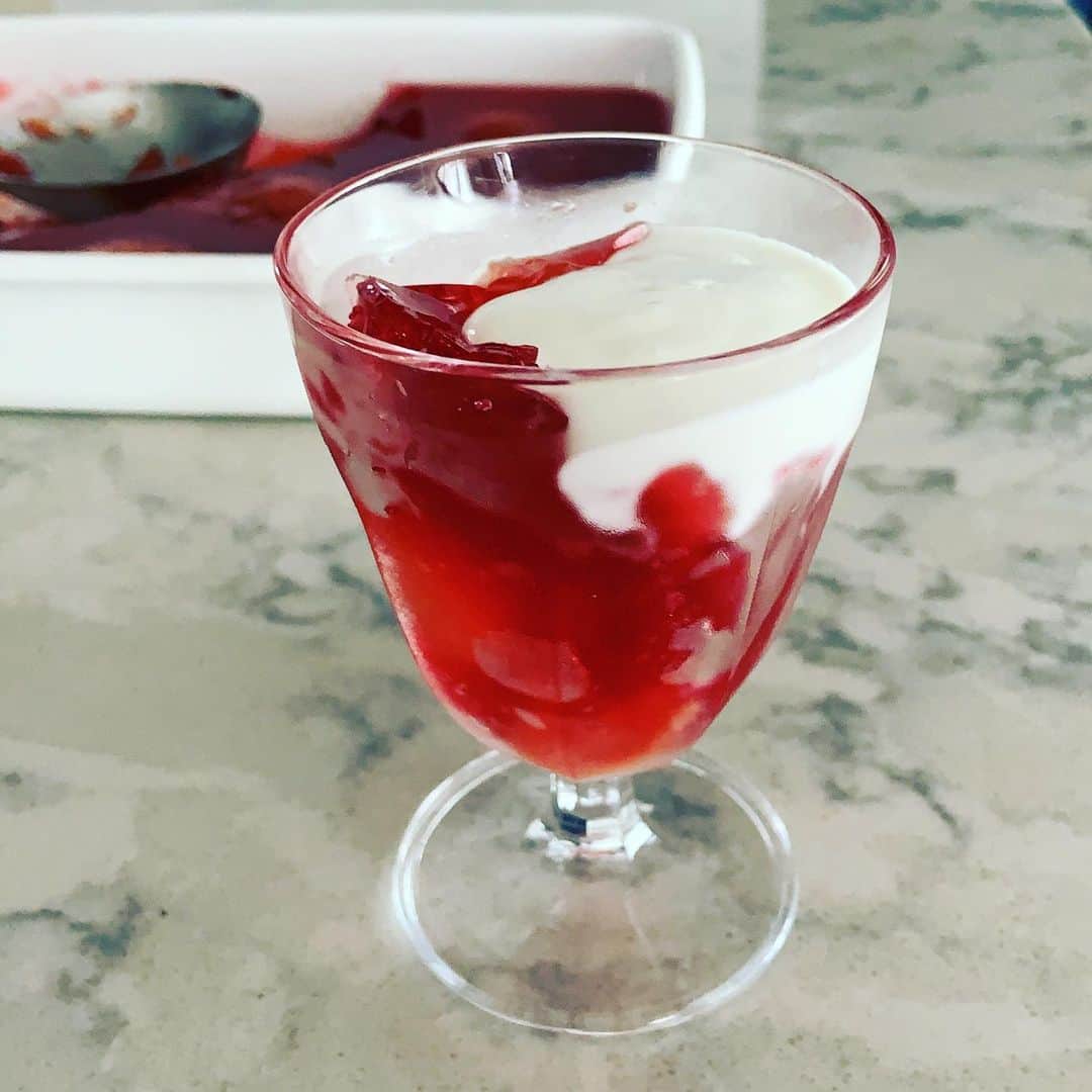 志摩有子さんのインスタグラム写真 - (志摩有子Instagram)「昨日のプラムゼリーをデザートに。 生クリームを加えたヨーグルトソースをかけて食す。キュンと酸っぱくて大好評。  #プラムゼリー」8月16日 18時50分 - ariko418
